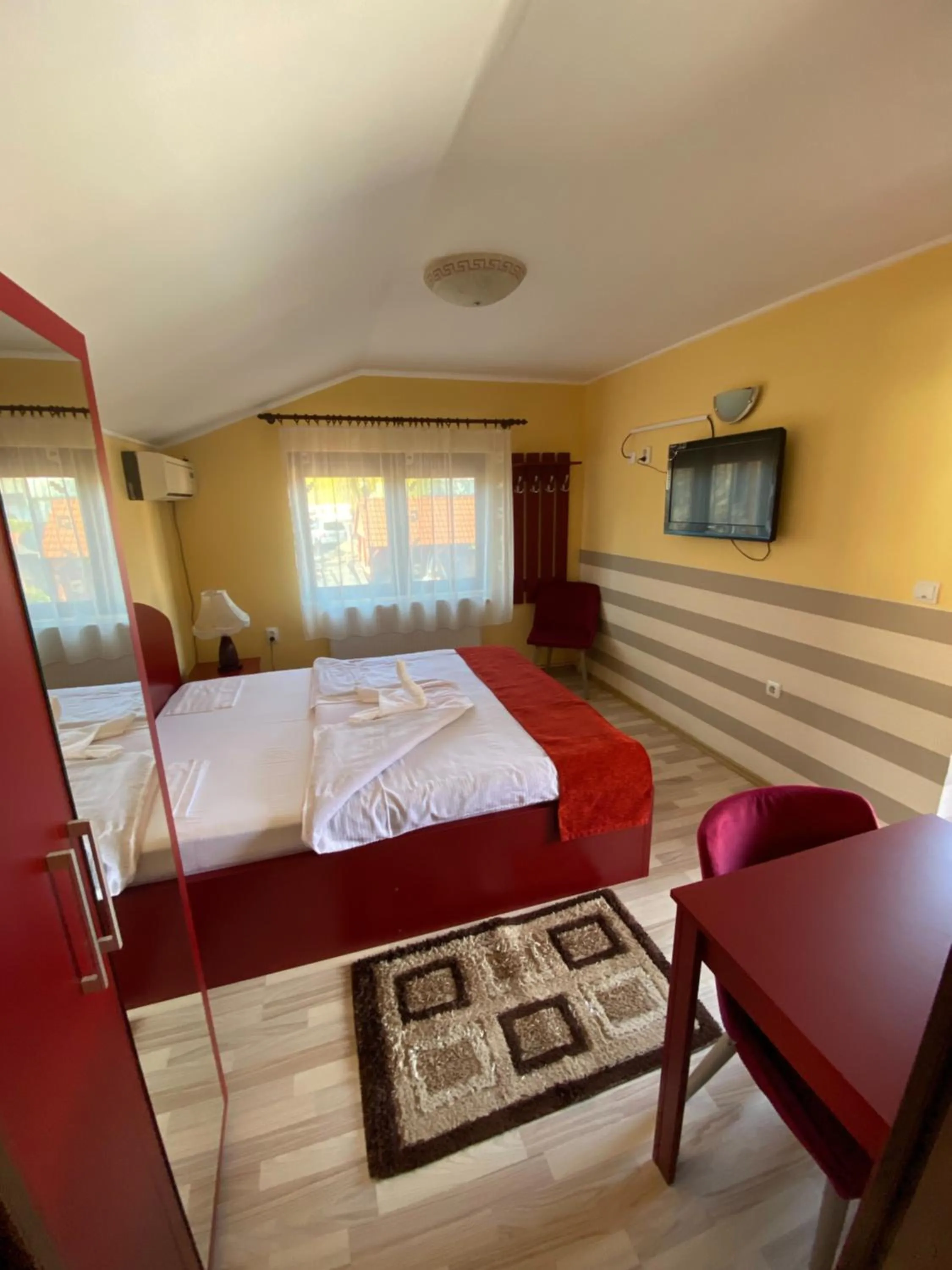 Photo of the whole room, Bed in Casa Soare check-in independent