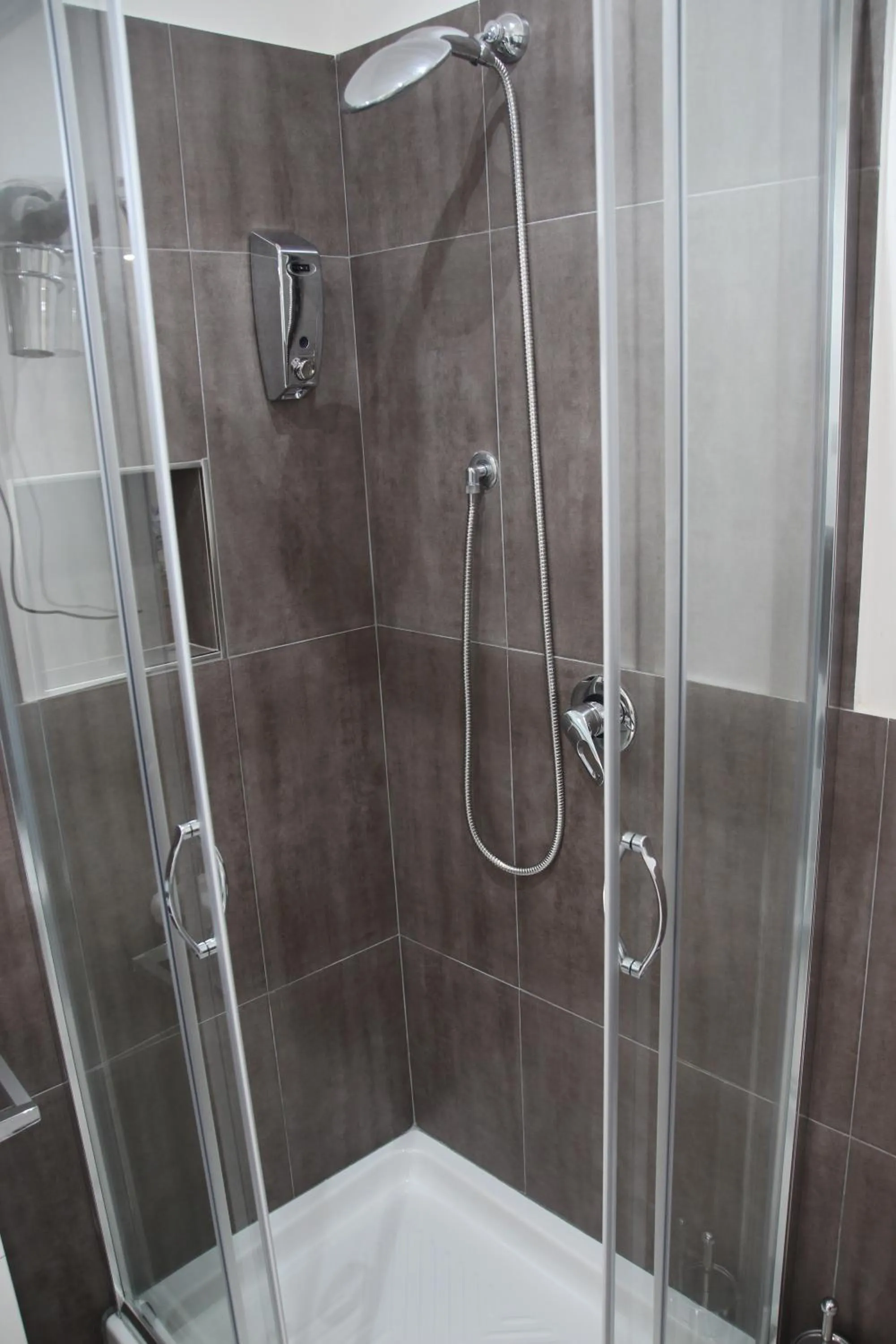 Shower in B&B Oplonti Resort