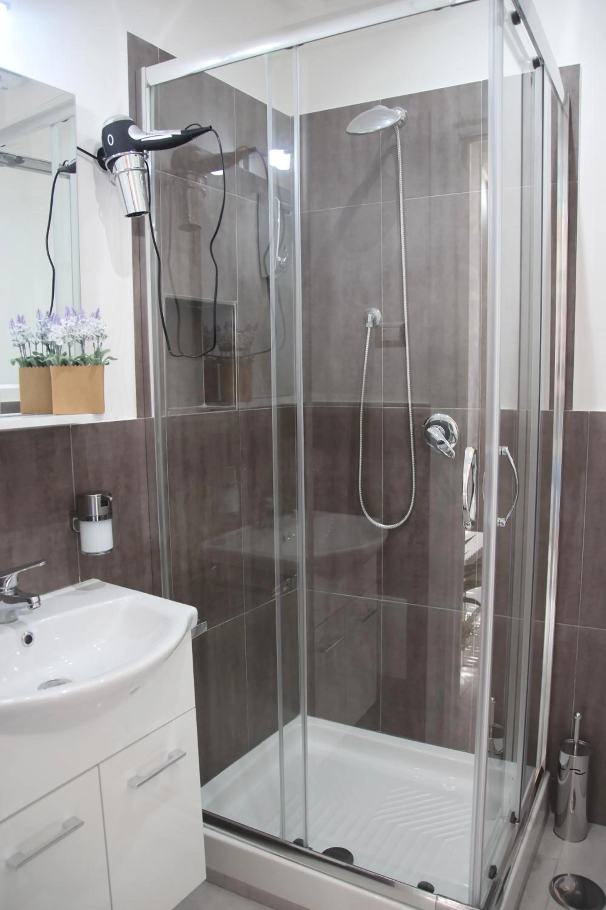 Shower in B&B Oplonti Resort