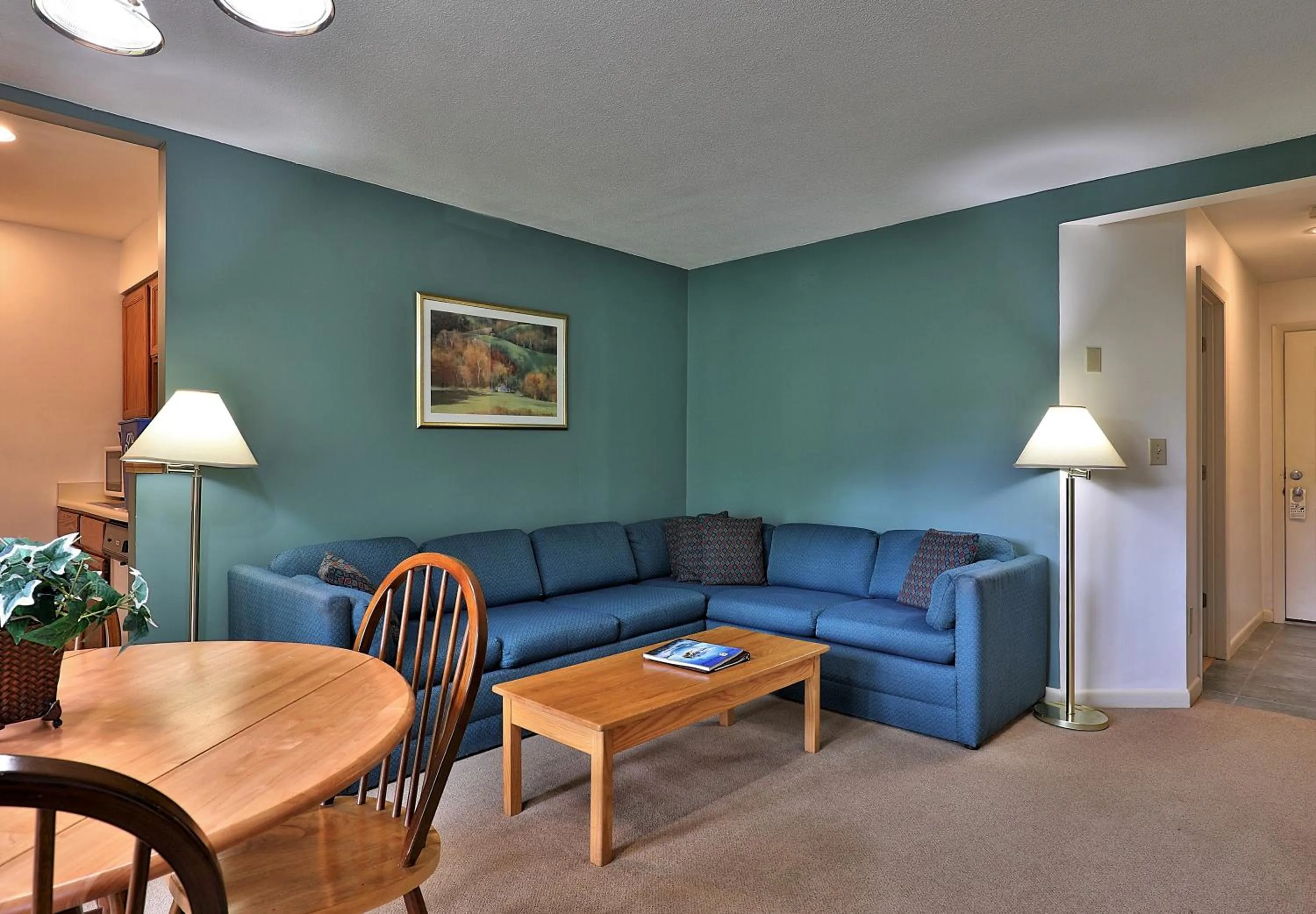 Living room in Cedarbrook Queen Suite 103