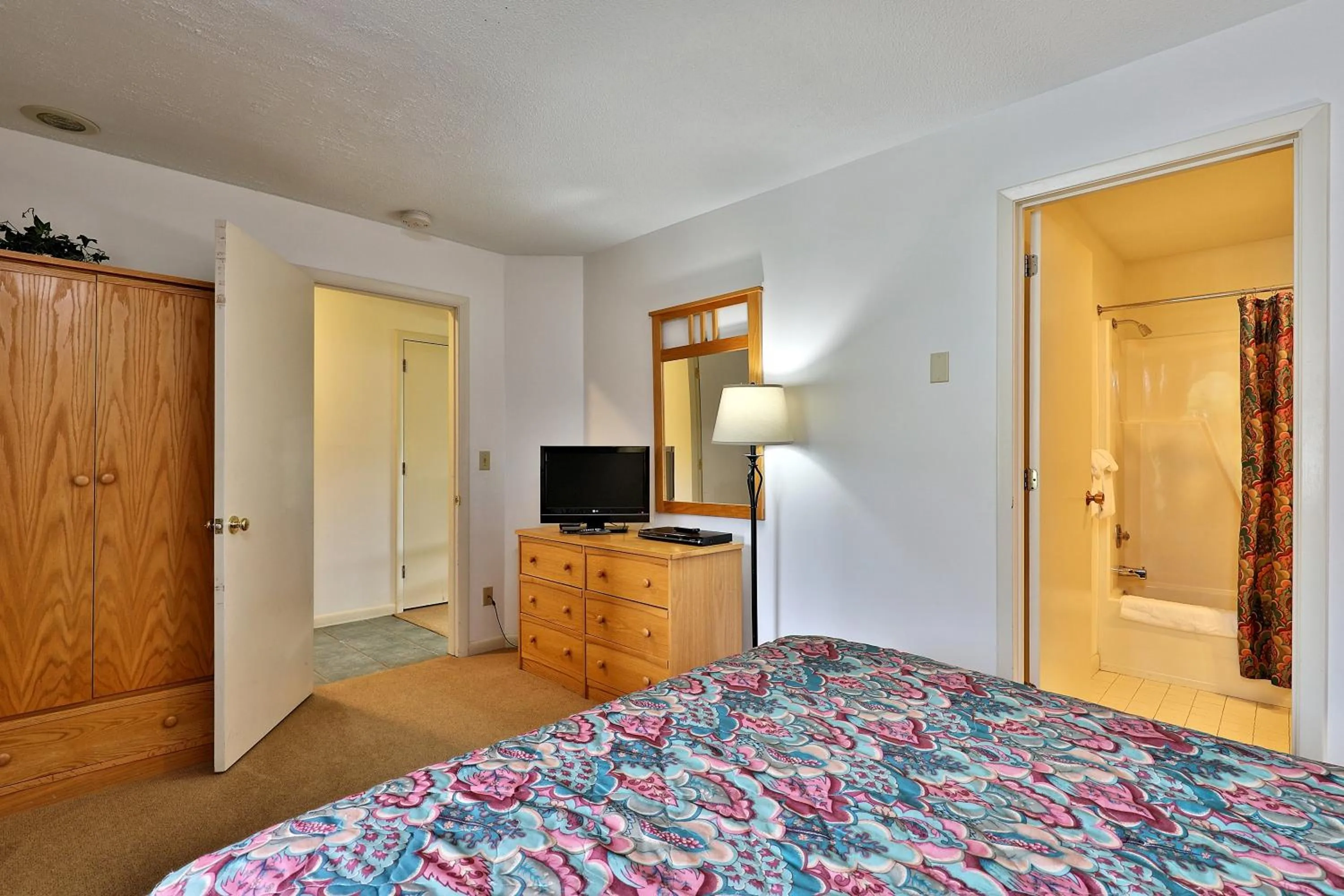 Bedroom, Bed in Cedarbrook Queen Suite 103