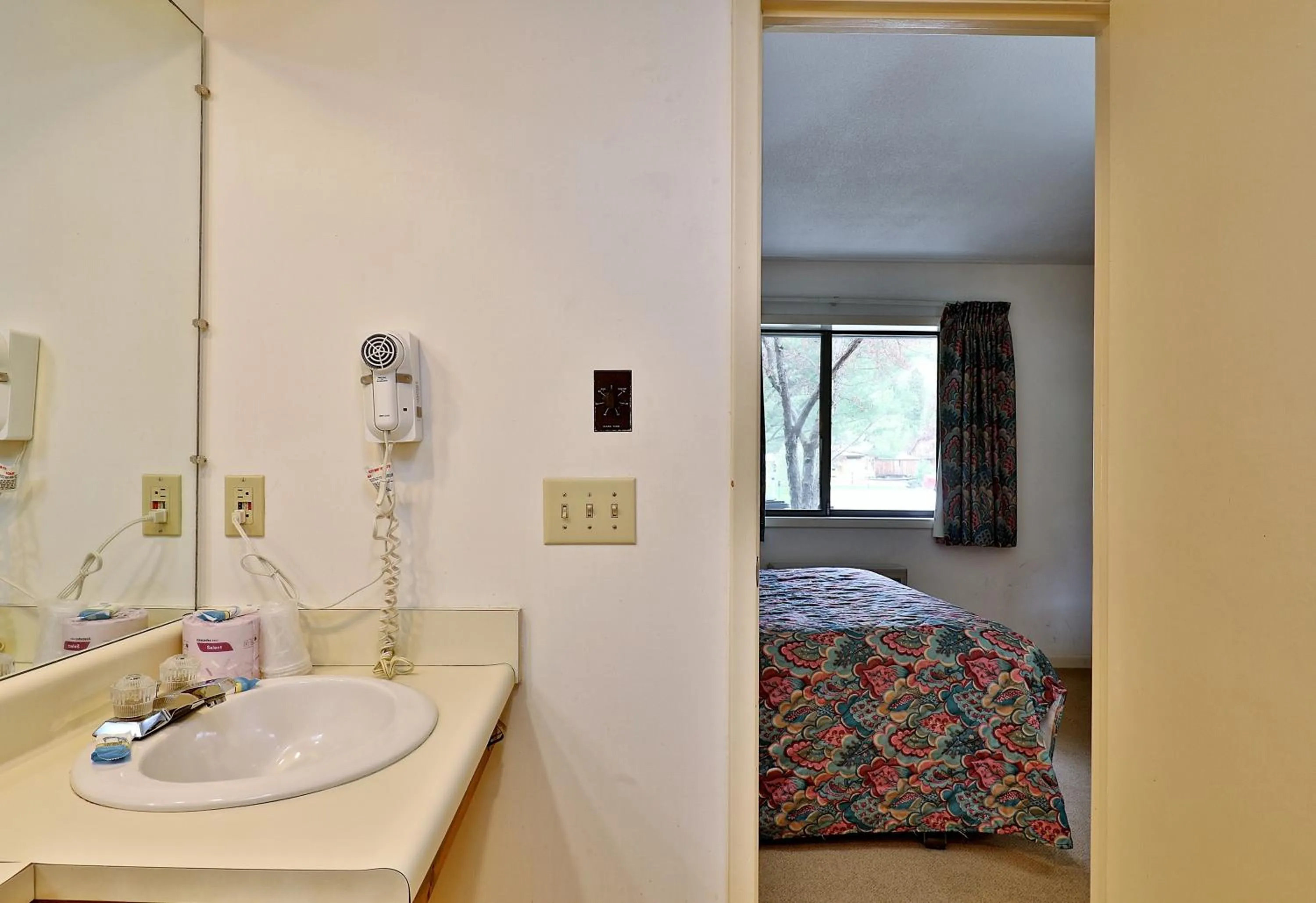 Bathroom, Bed in Cedarbrook Queen Suite 103