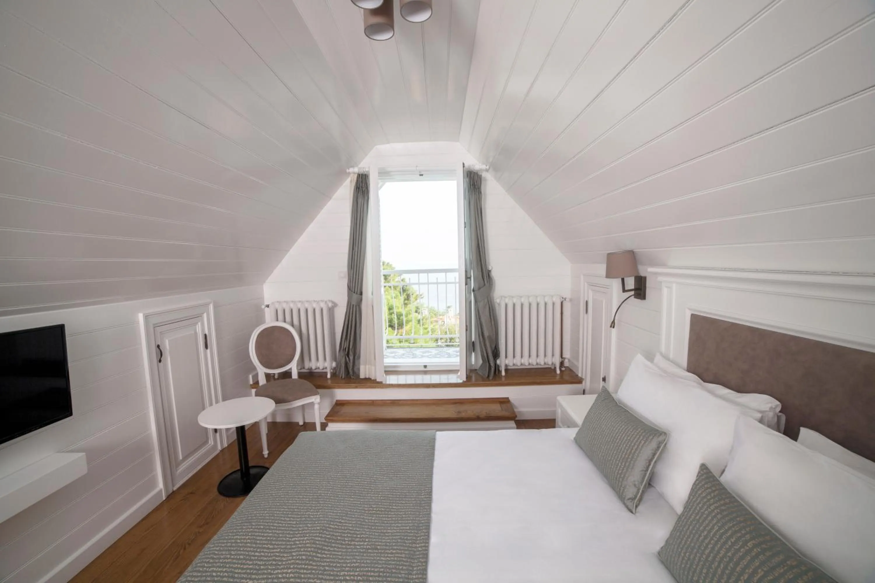 Living room, Bed in Triada Hotel Büyükada