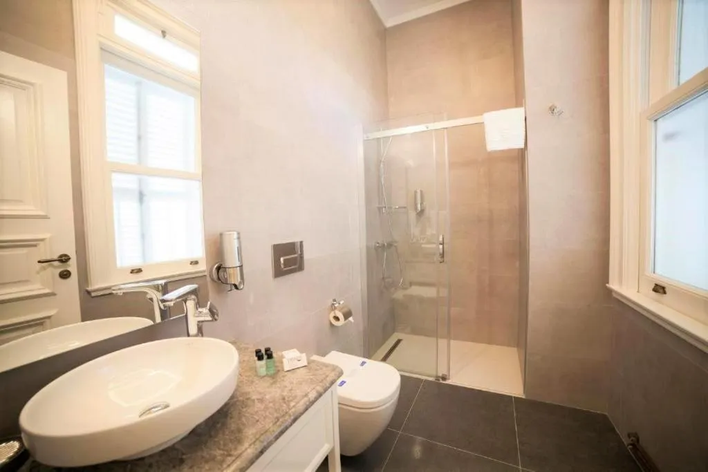 Shower in Triada Hotel Büyükada