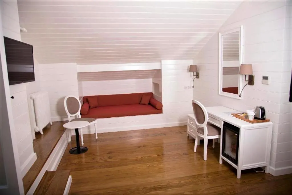 Living room, Bed in Triada Hotel Büyükada