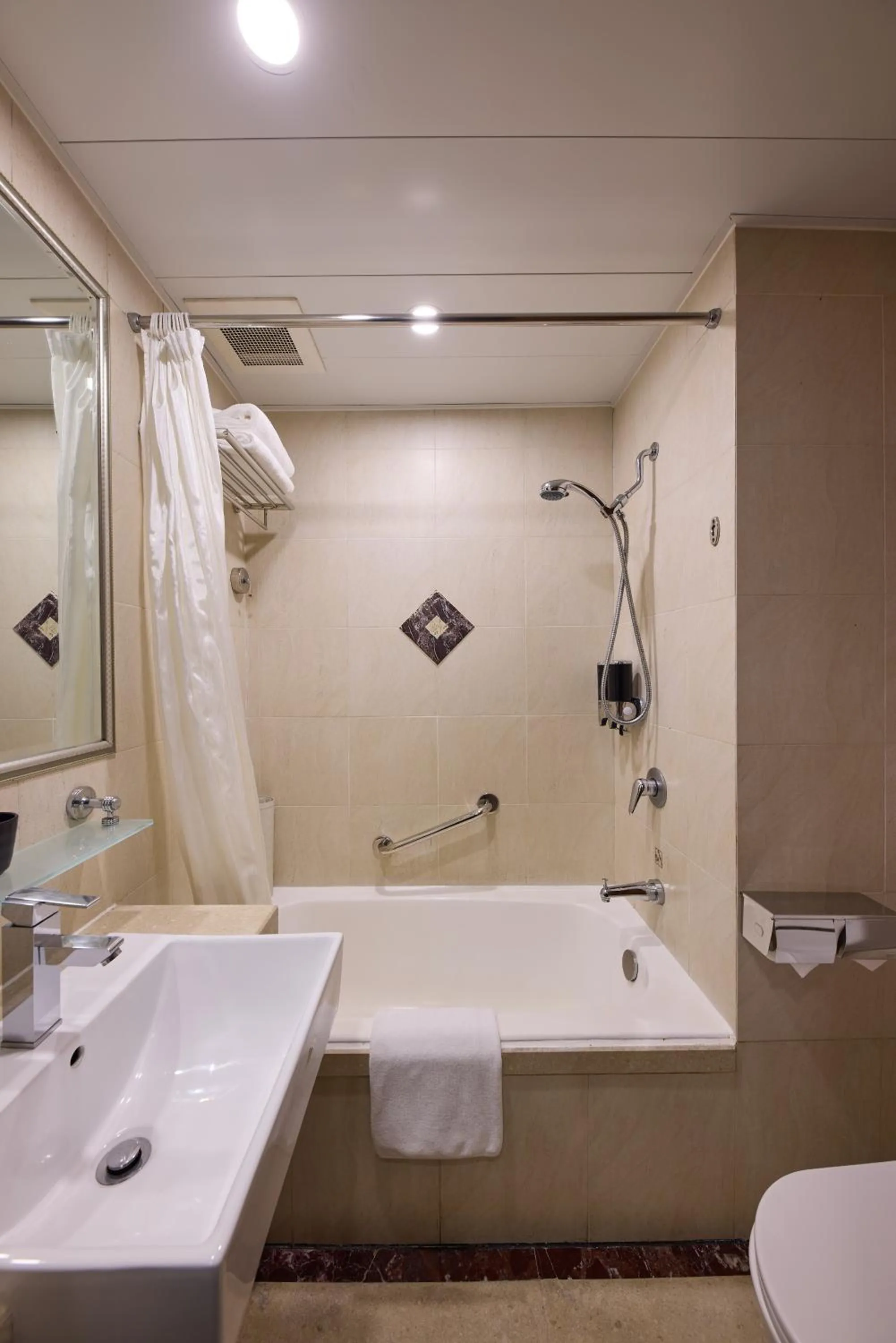 Bathroom in Rosedale Hotel Hong Kong