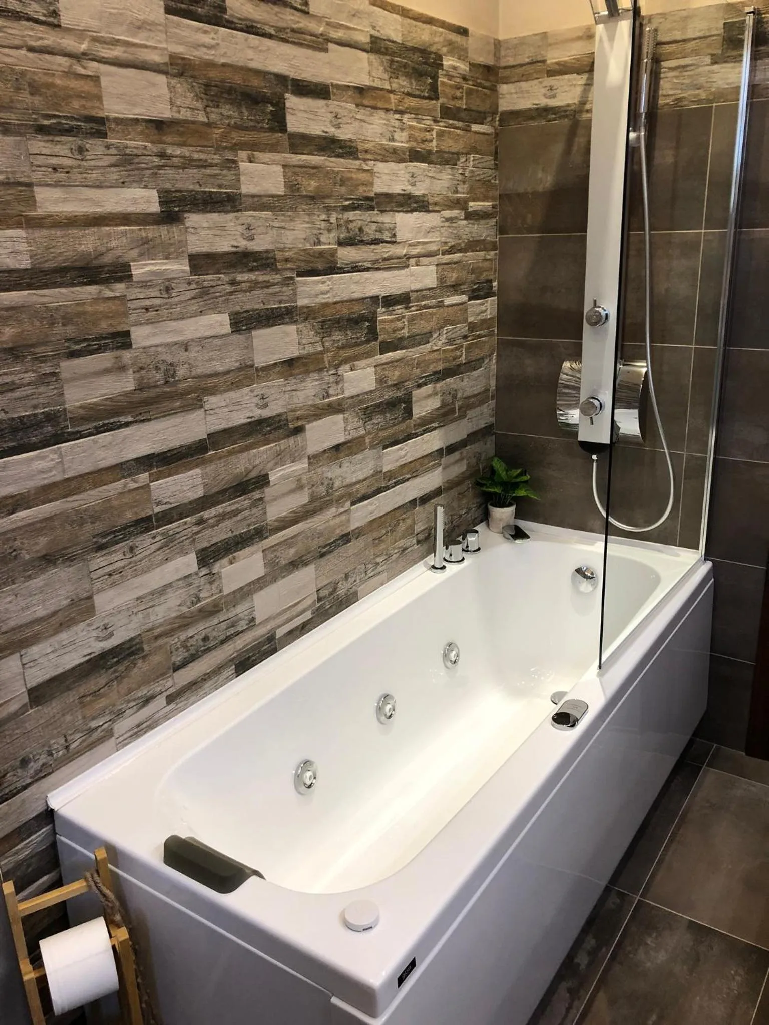 Hot Tub in Jenny's Country Dreamhouse