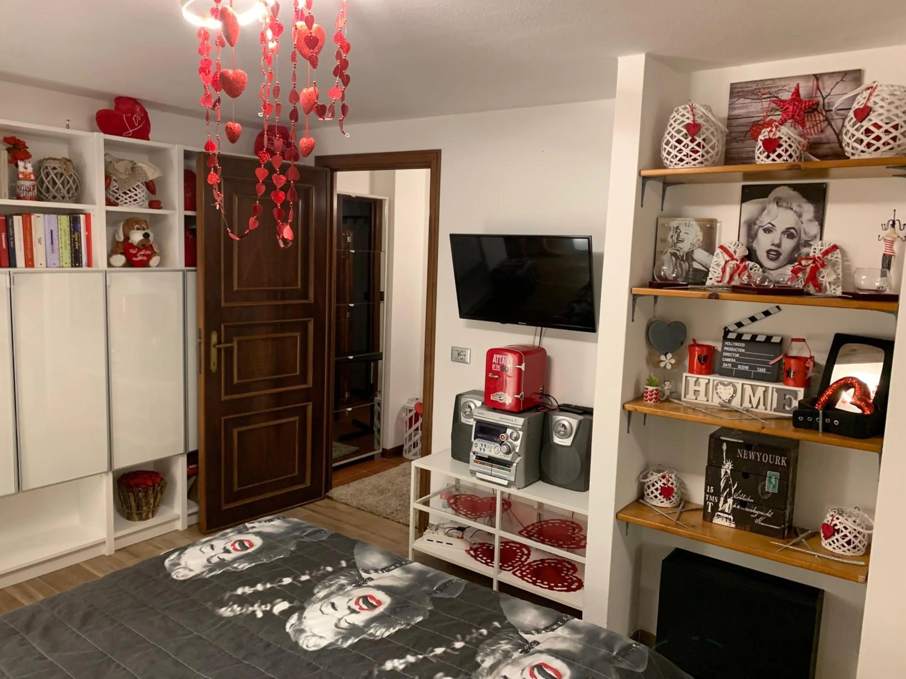 Photo of the whole room in Jenny's Country Dreamhouse