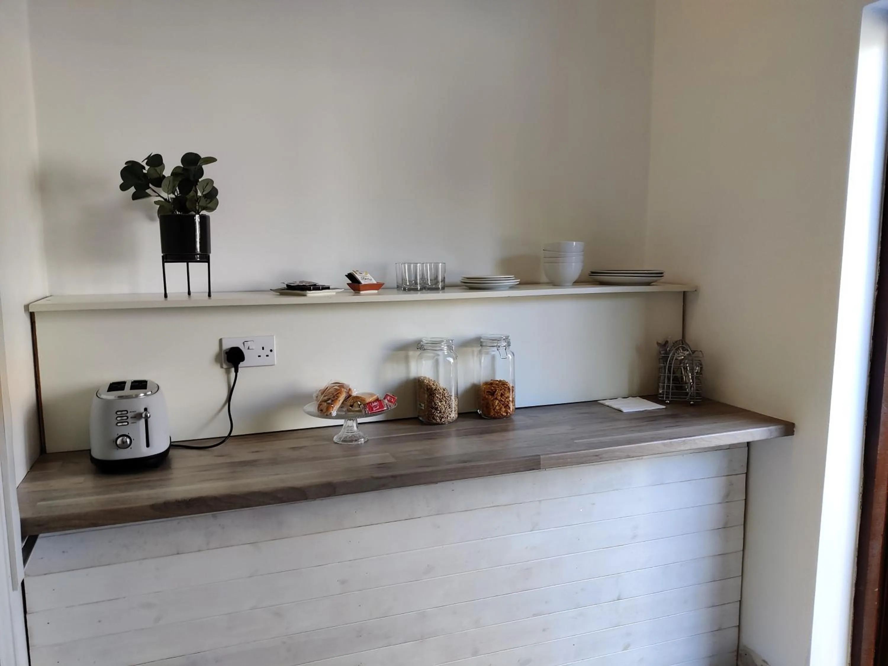 Coffee/tea facilities in Foxhollow House Suite