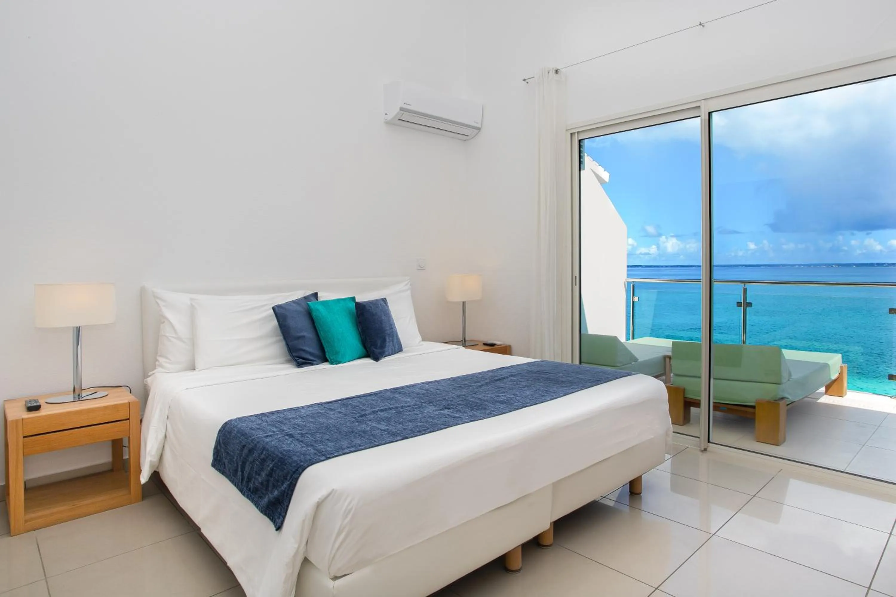 Bed in Bleu Emeraude Hotel