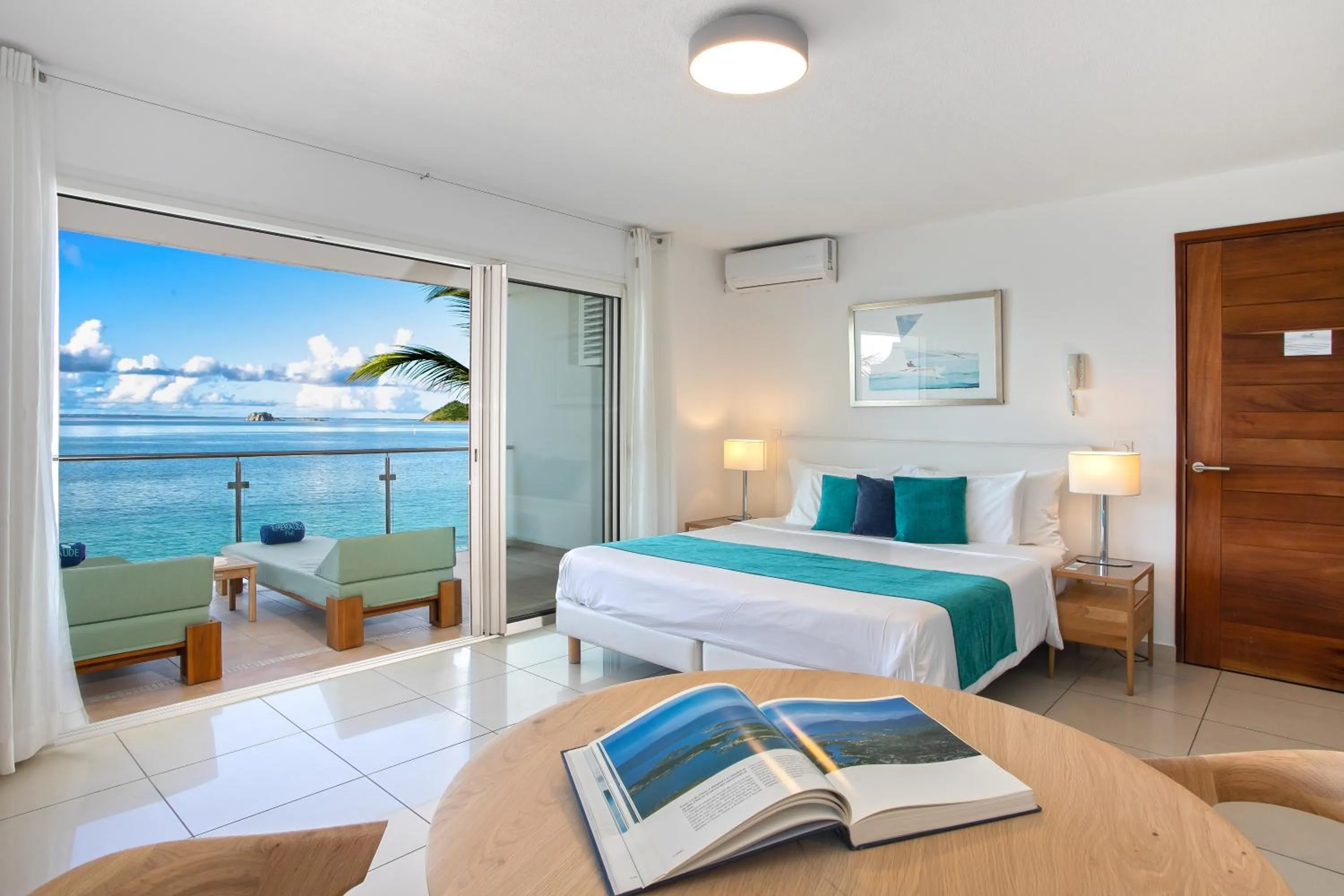 Balcony/Terrace, Bed in Bleu Emeraude Hotel