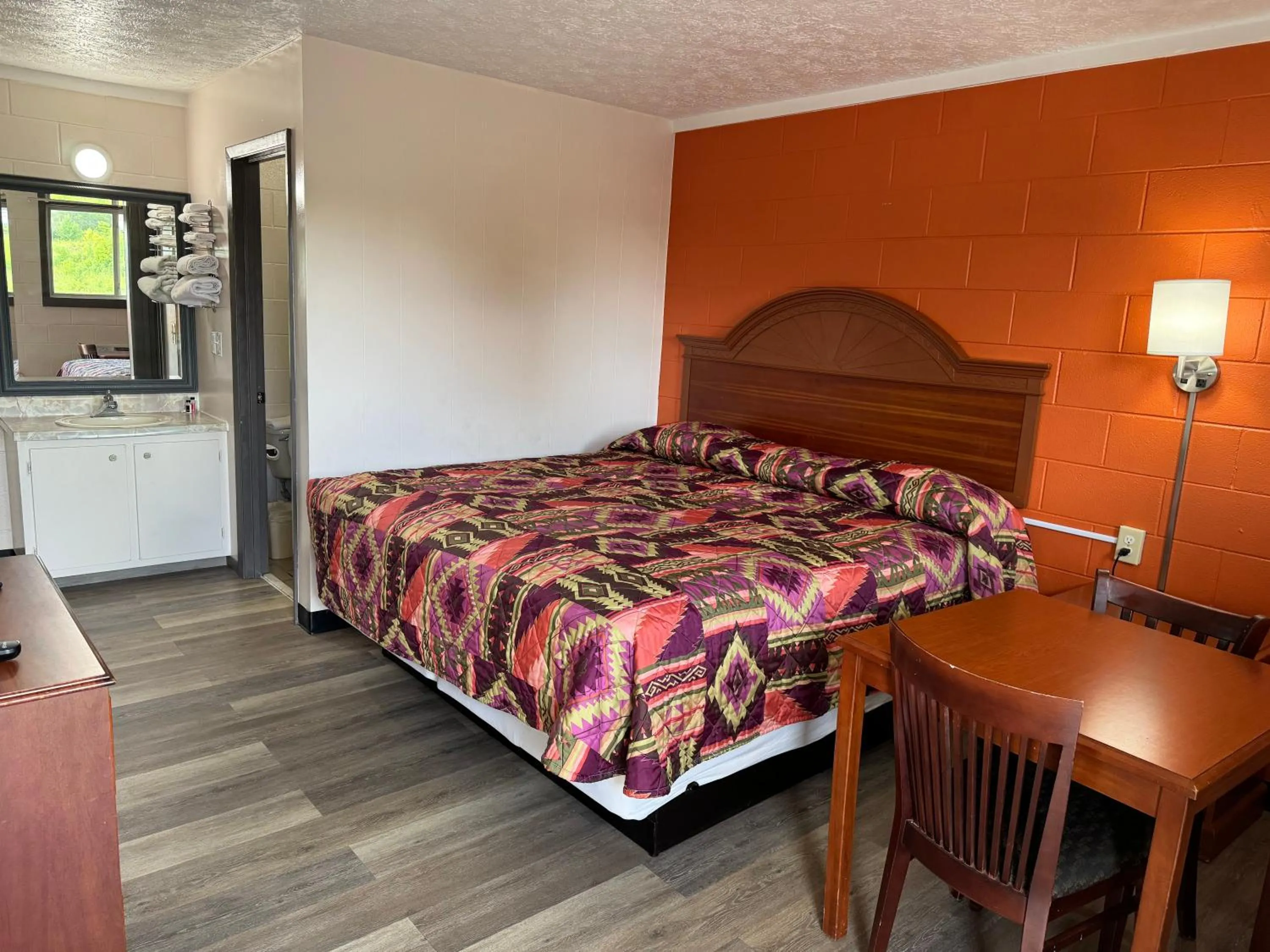 Bathroom, Bed in Economy Inn