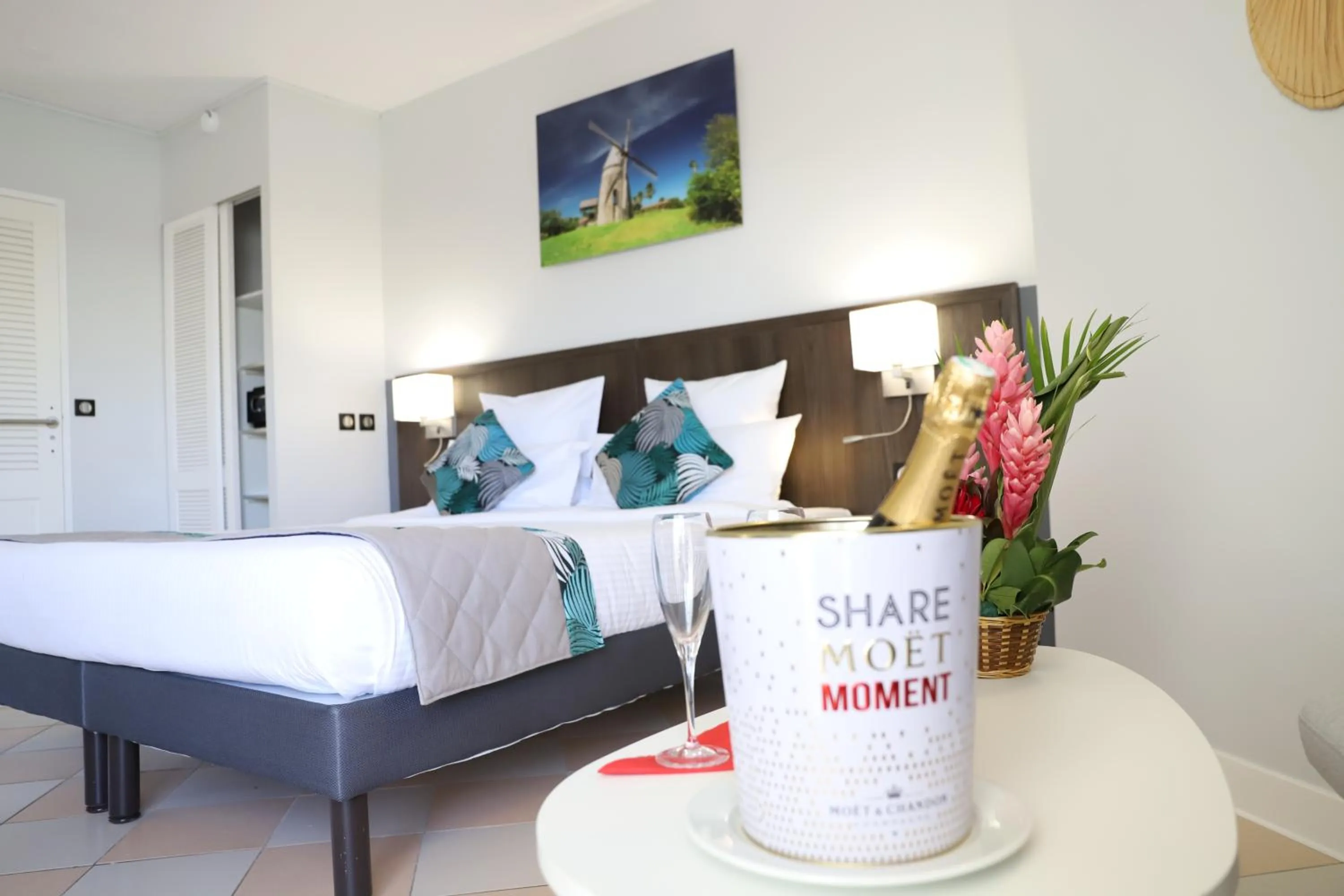 Alcoholic drinks, Bed in Hôtel Saint-Georges