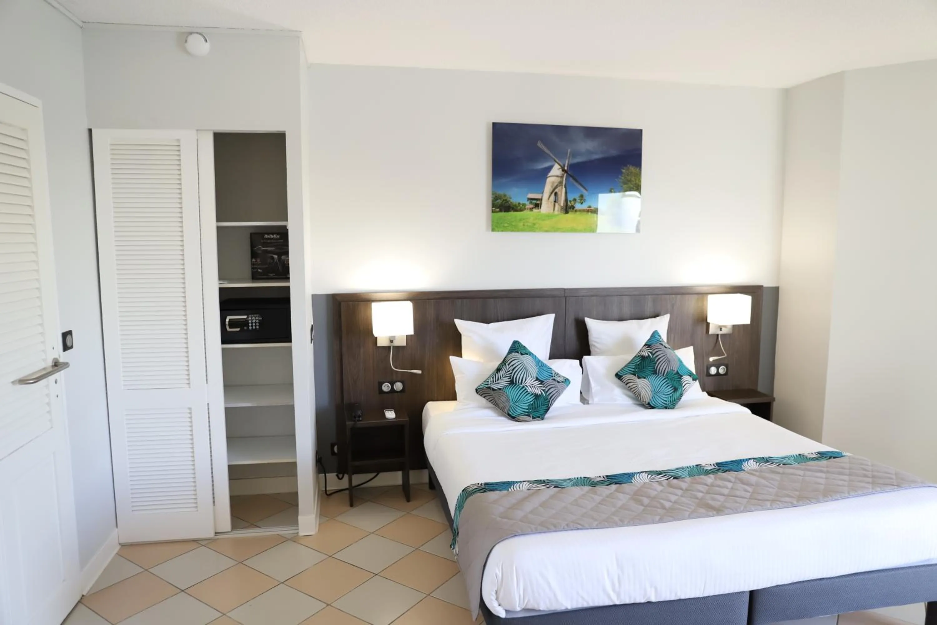 Photo of the whole room, Bed in Hôtel Saint-Georges