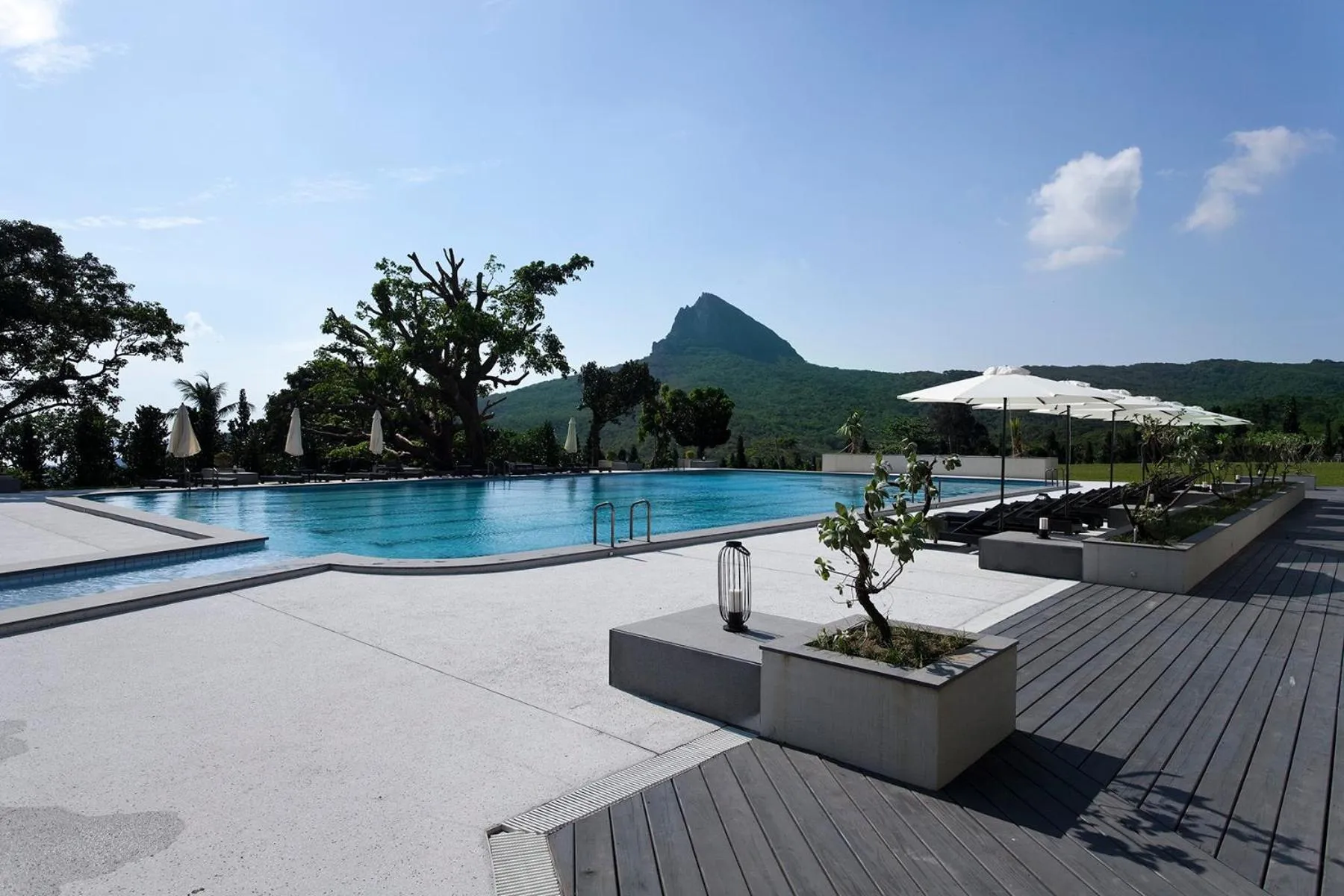 Swimming pool in Gloria Manor