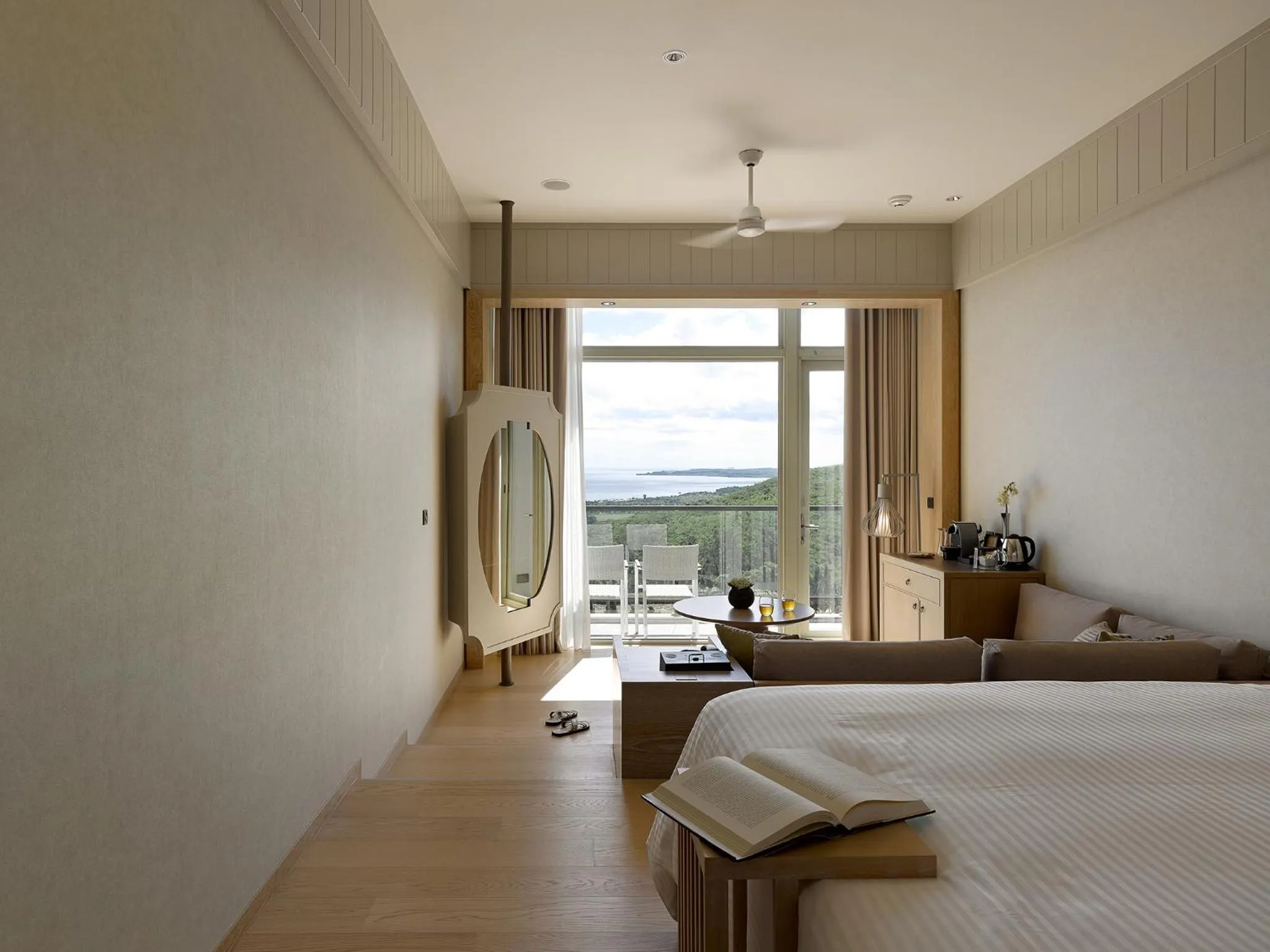 Photo of the whole room, Bed in Gloria Manor