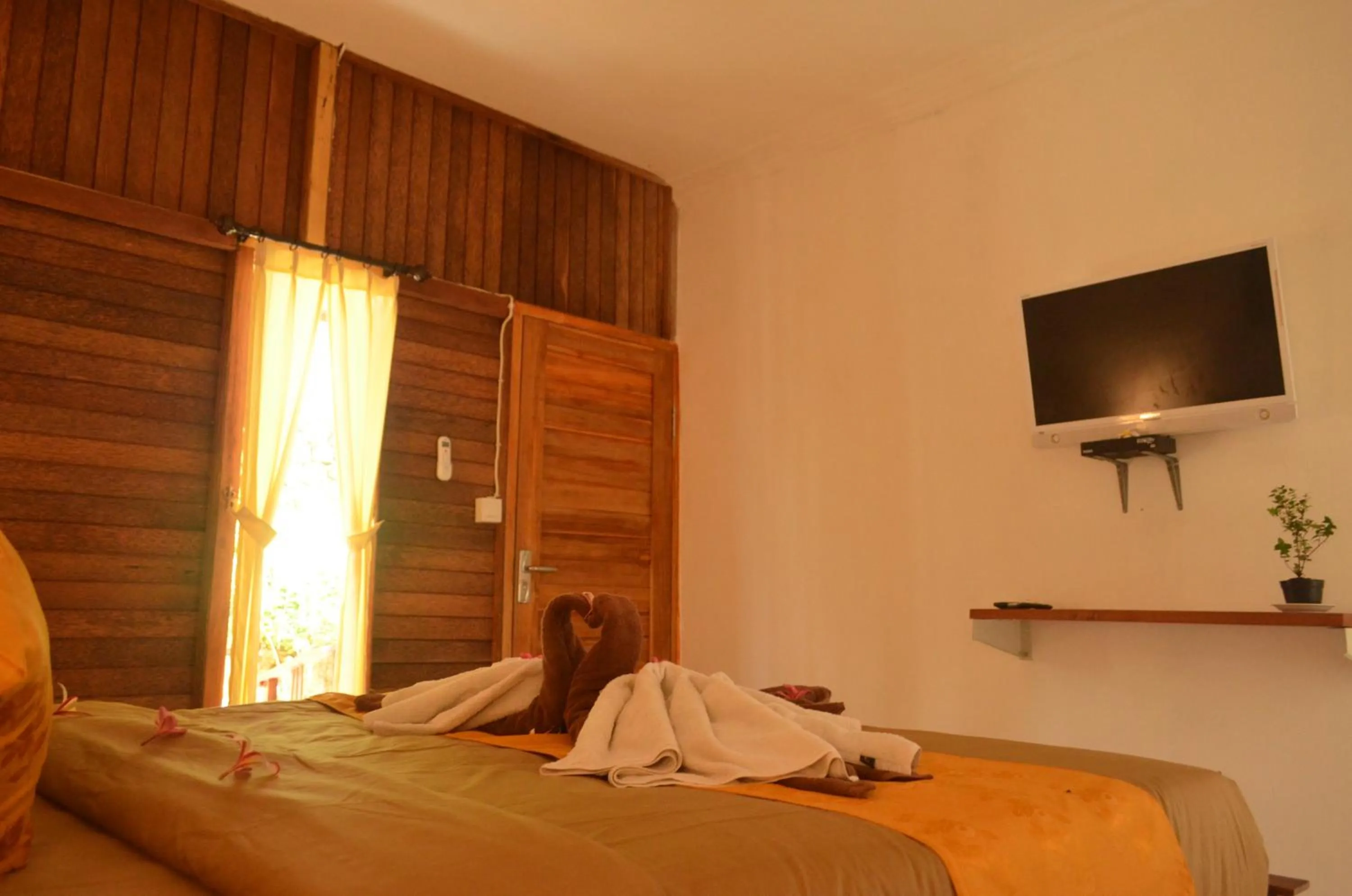 Communal lounge/ TV room, Bed in The Rahayu Cottage