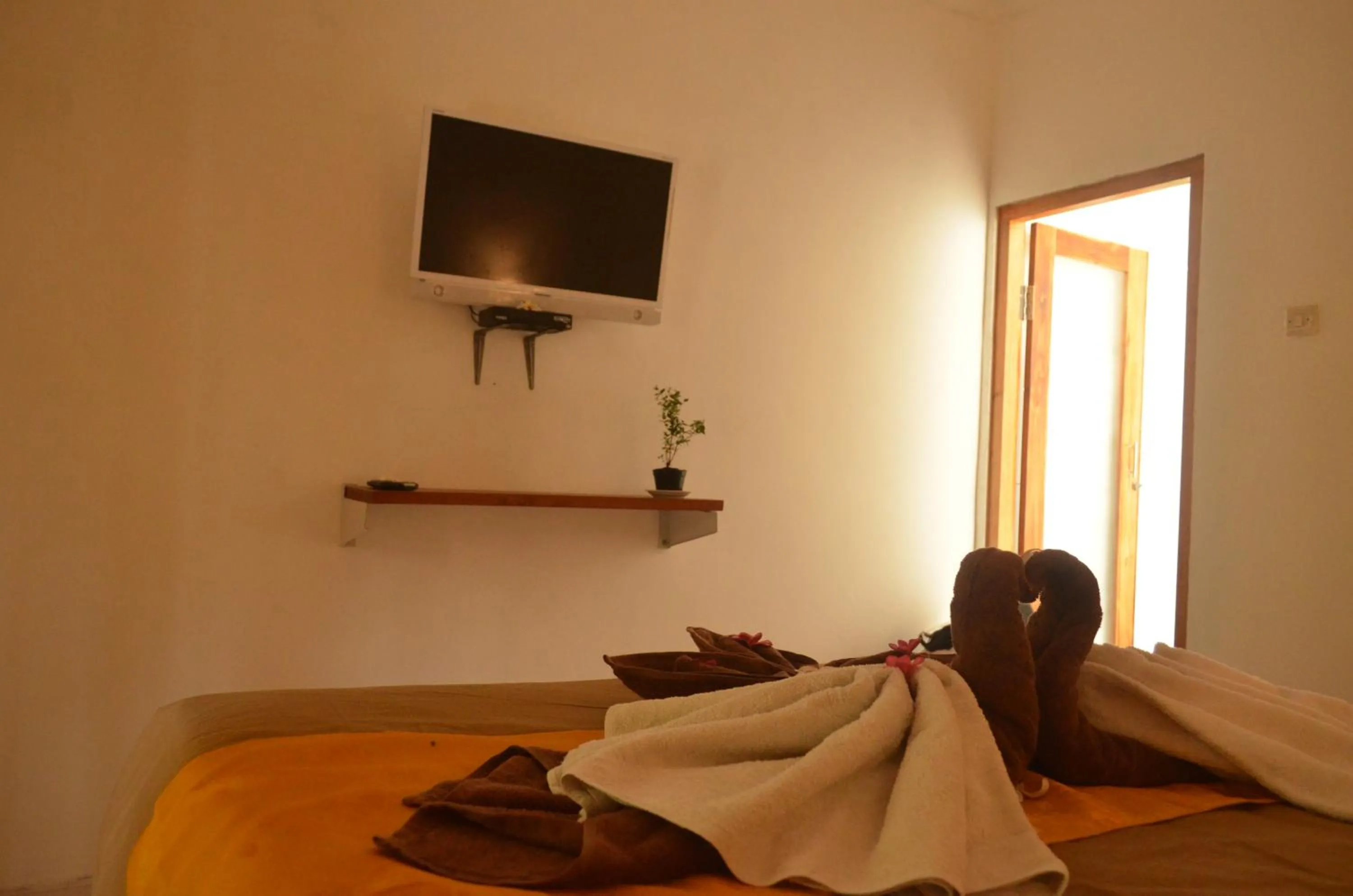 Communal lounge/ TV room, Bed in The Rahayu Cottage