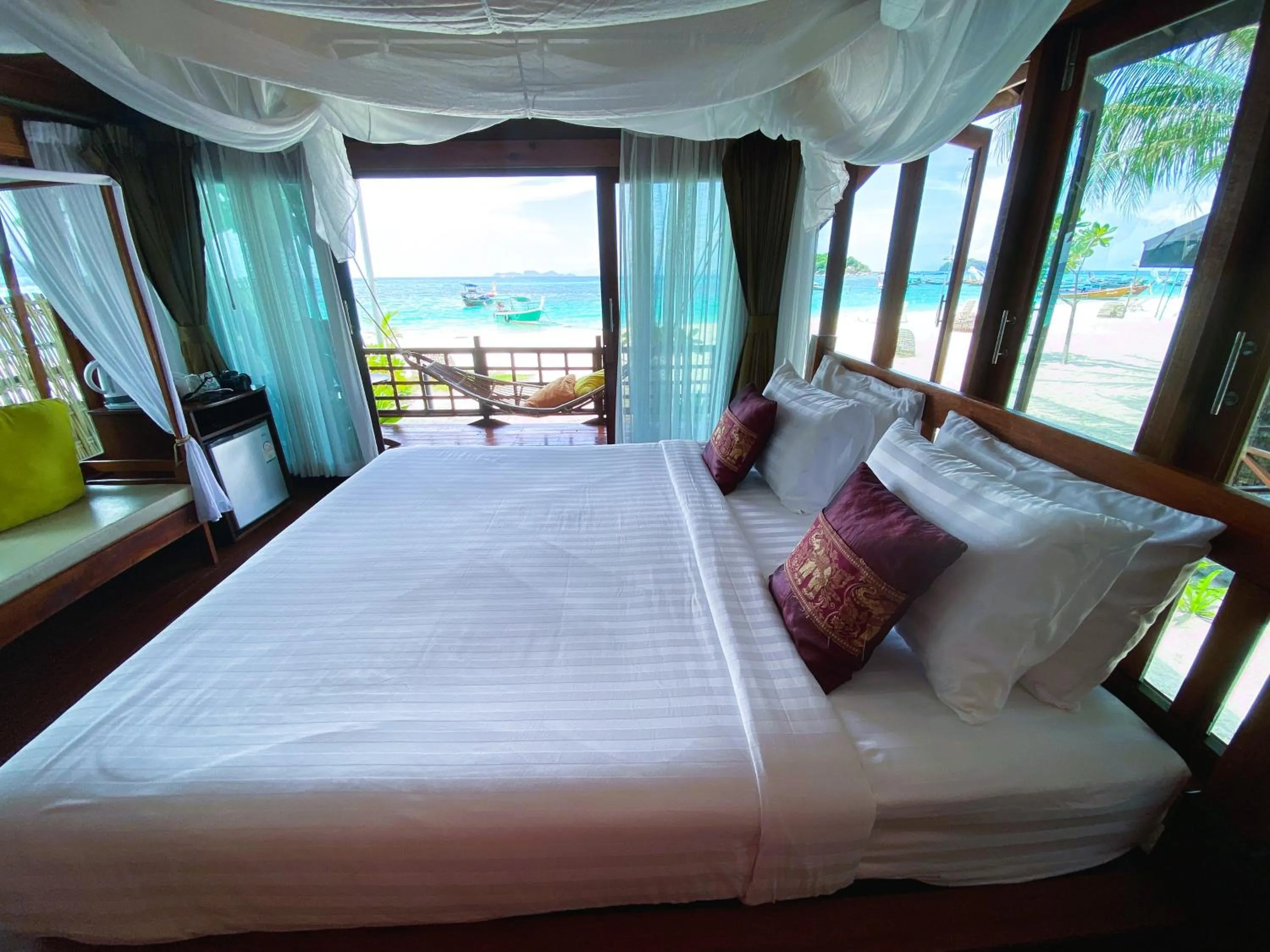 Bed in Lipe Beach Resort