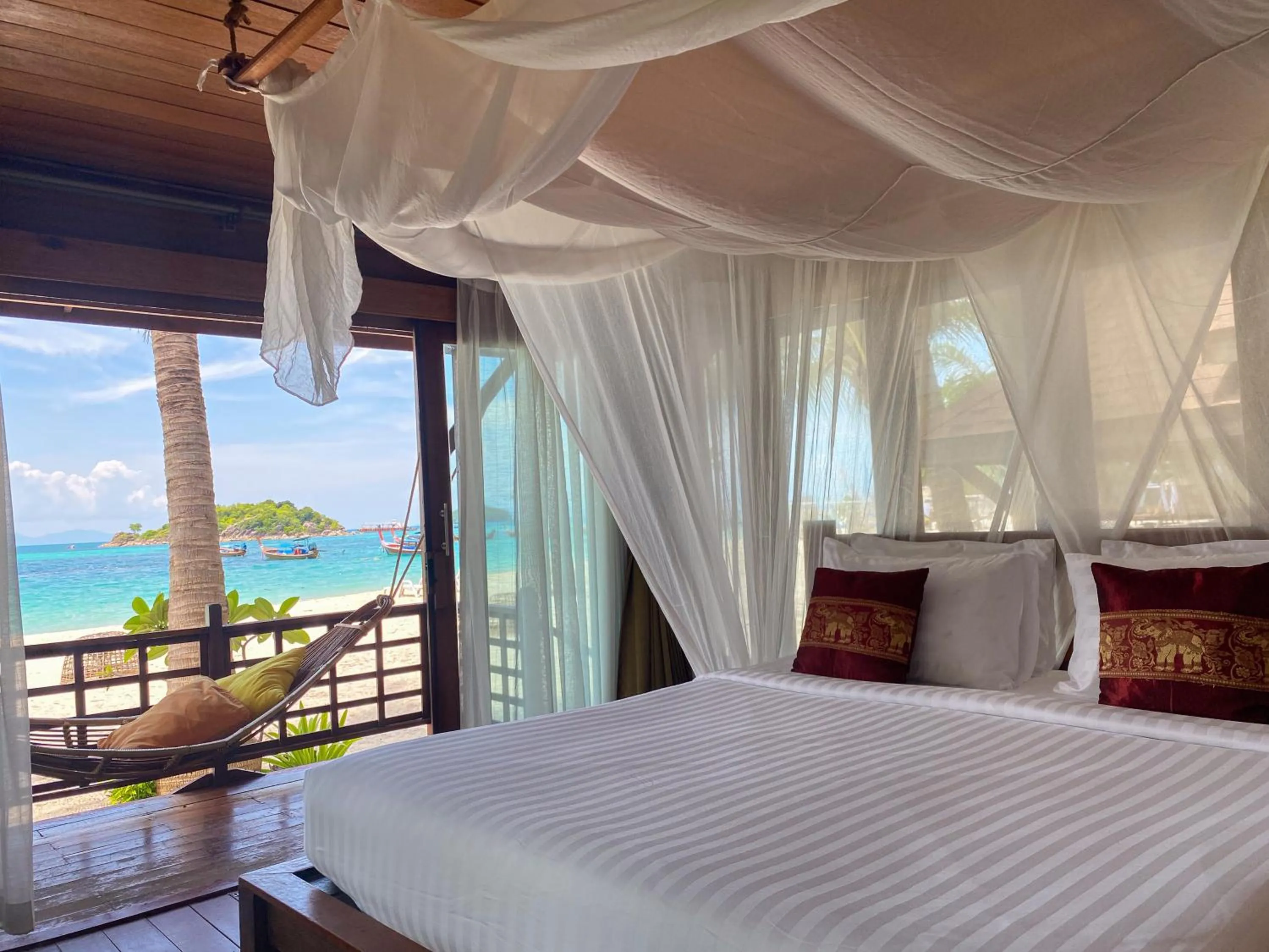 Bed in Lipe Beach Resort