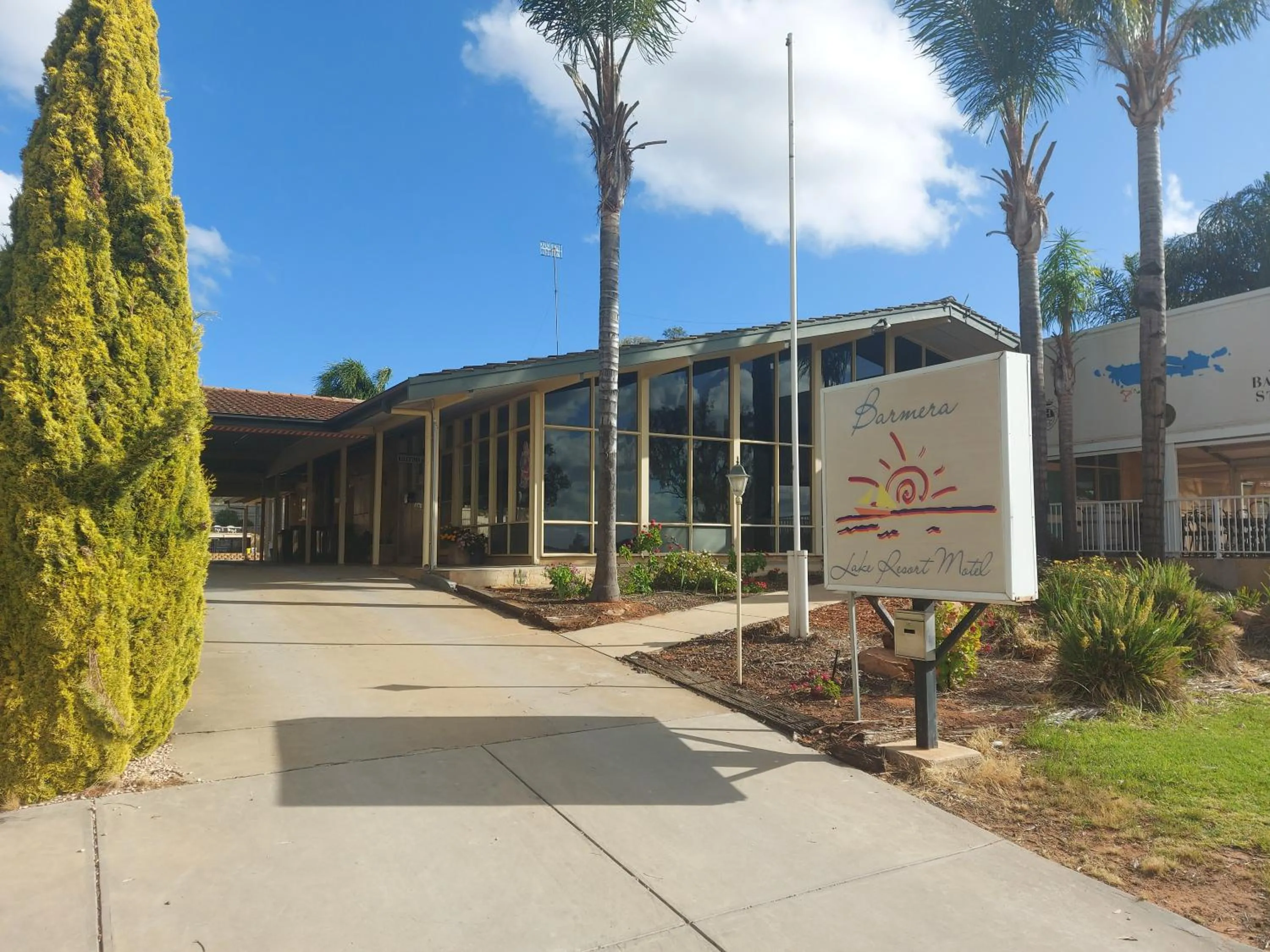 Property building in Barmera Lake Resort Motel