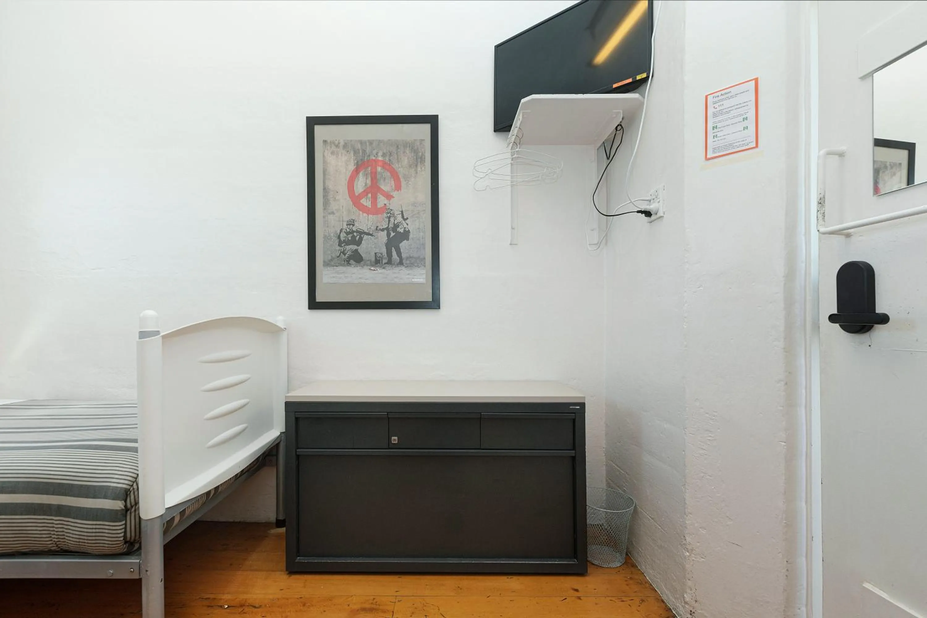 Bedroom, Bed in Jailhouse Accommodation