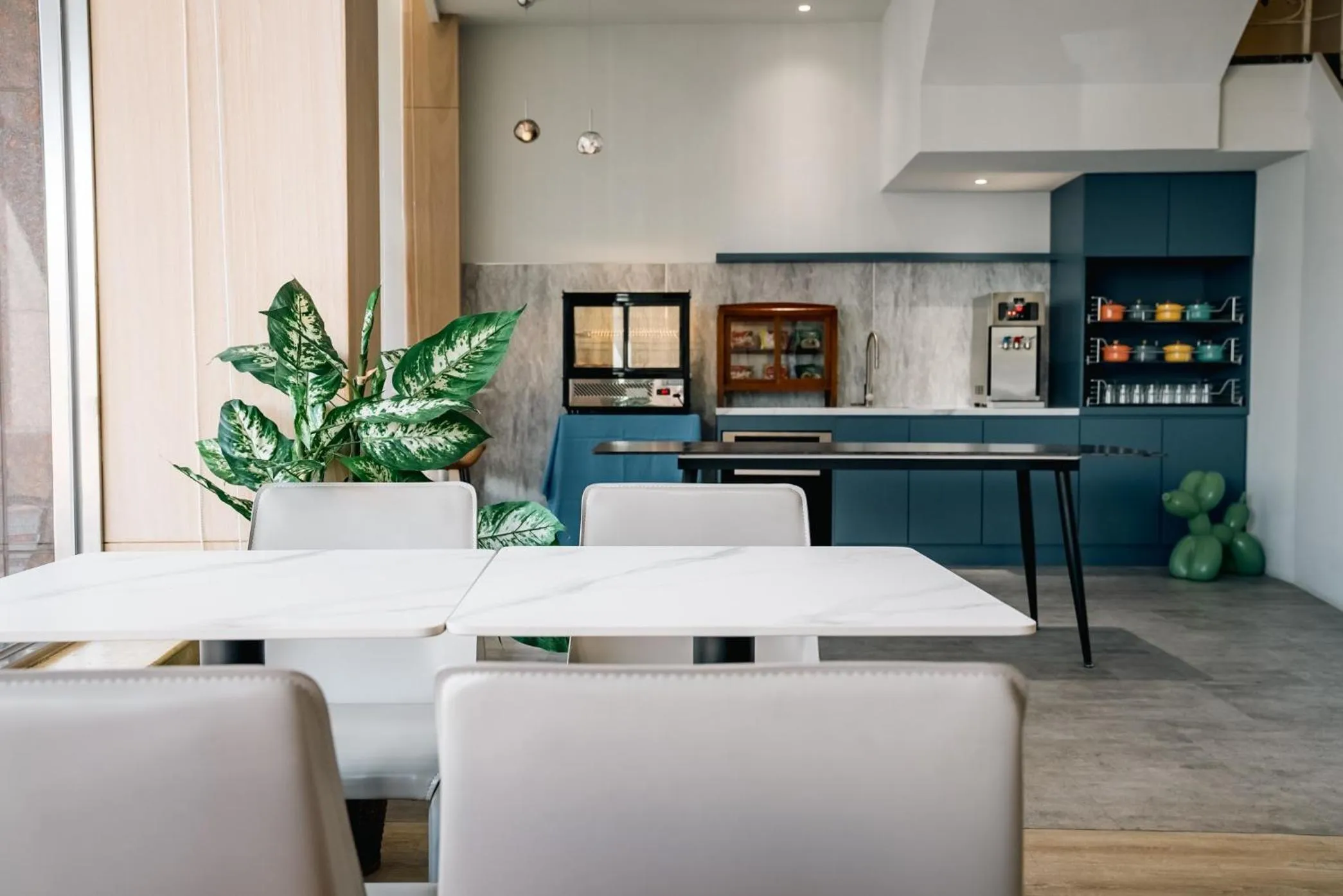 Restaurant/places to eat in East Coast Hotel