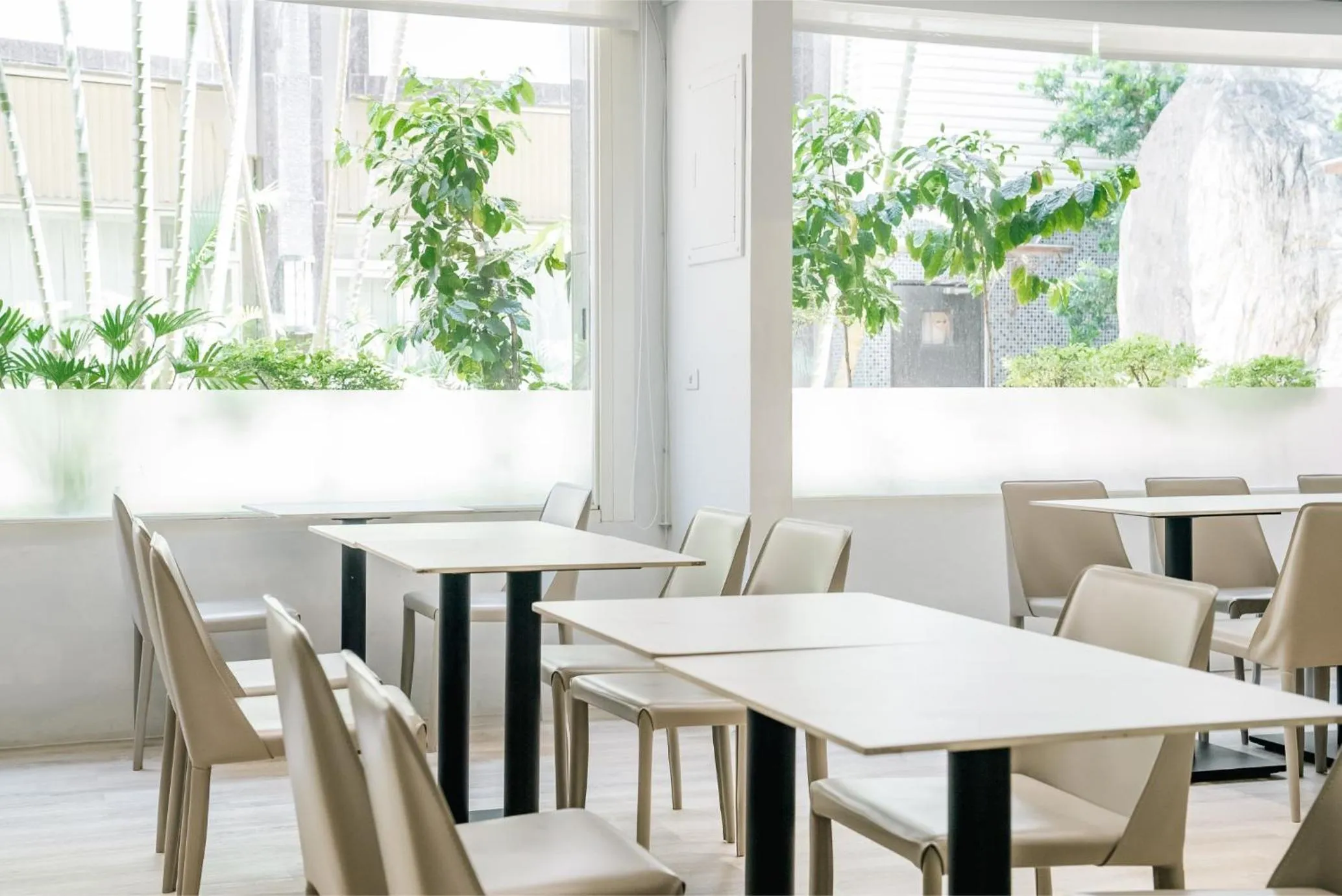 Restaurant/places to eat in East Coast Hotel