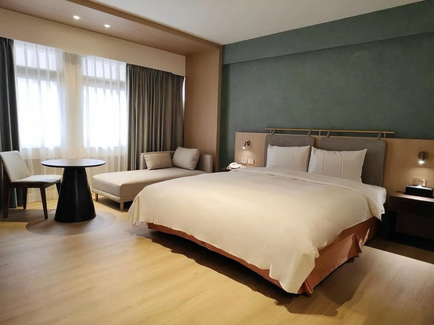 Bedroom, Bed in East Coast Hotel