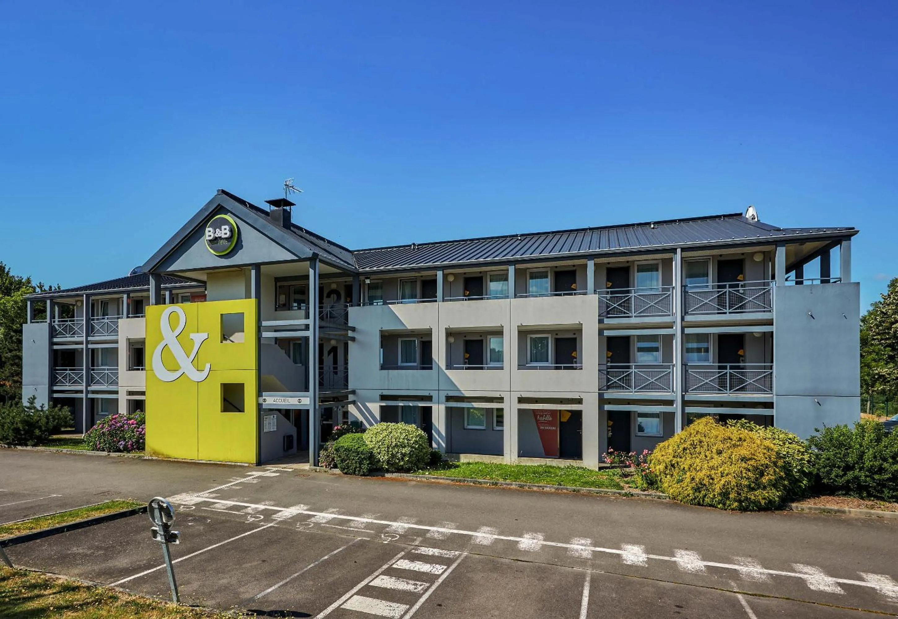 Property building in B&B HOTEL AVRANCHES Baie du Mont St-Michel