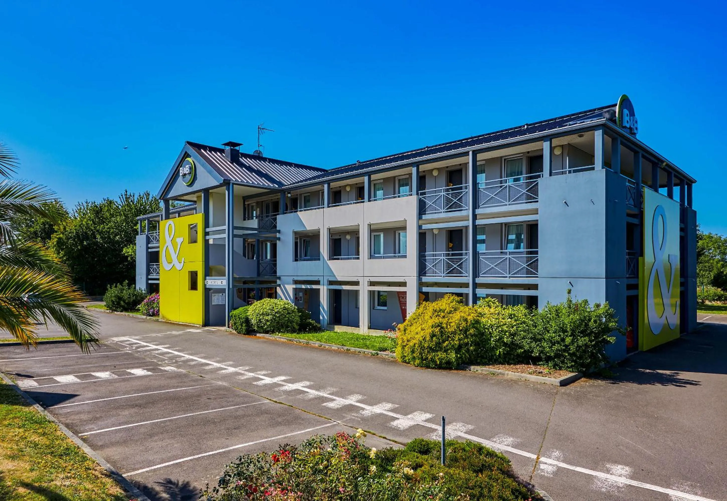 Property building in B&B HOTEL AVRANCHES Baie du Mont St-Michel