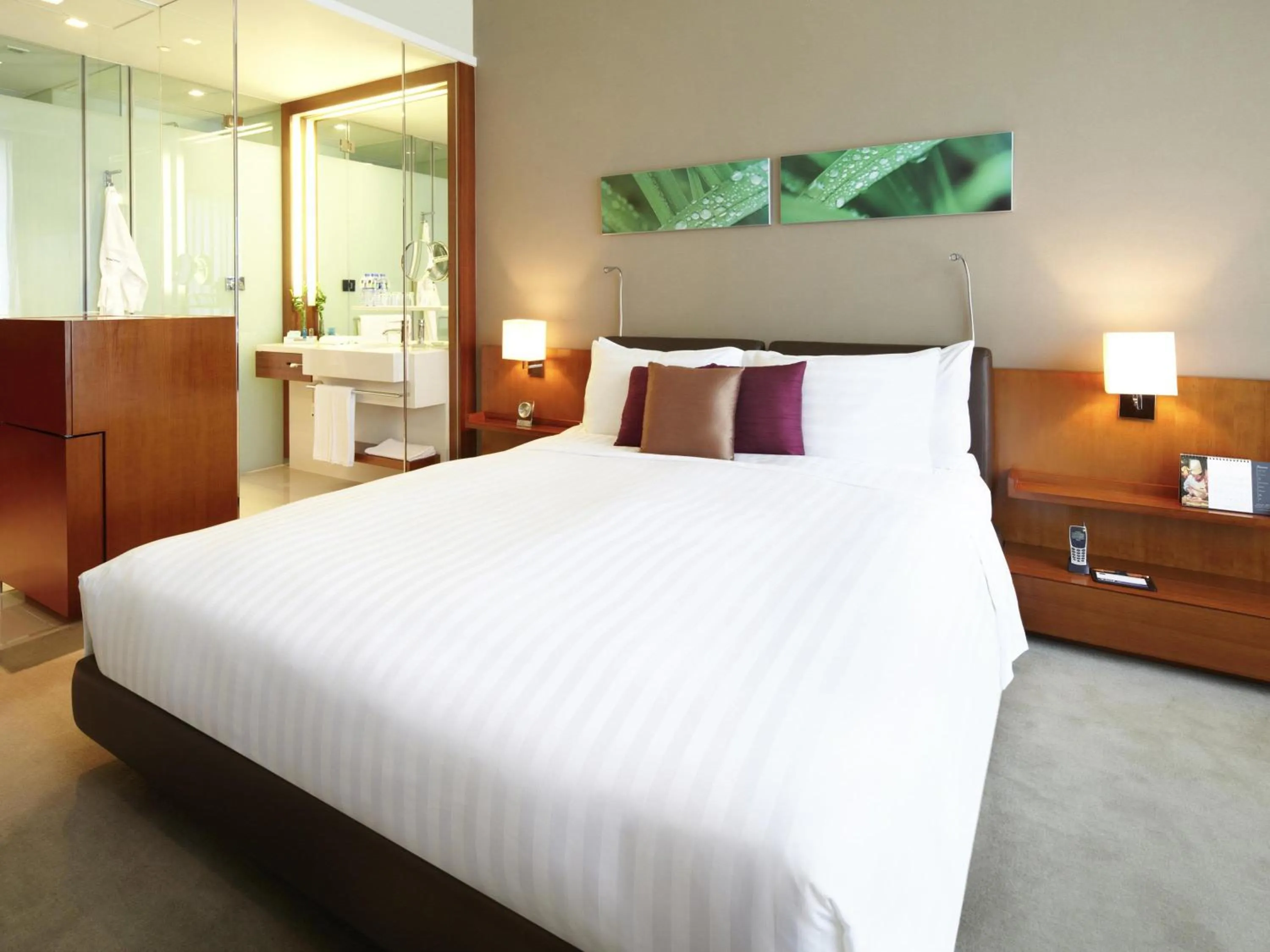 Bedroom, Bed in Novotel Citygate Hong Kong