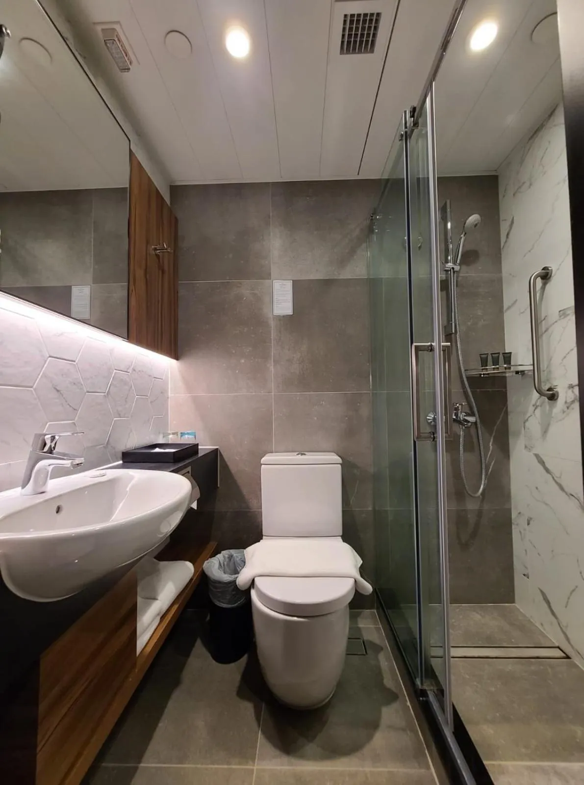 Shower in The Harbourview - Chinese YMCA of Hong Kong