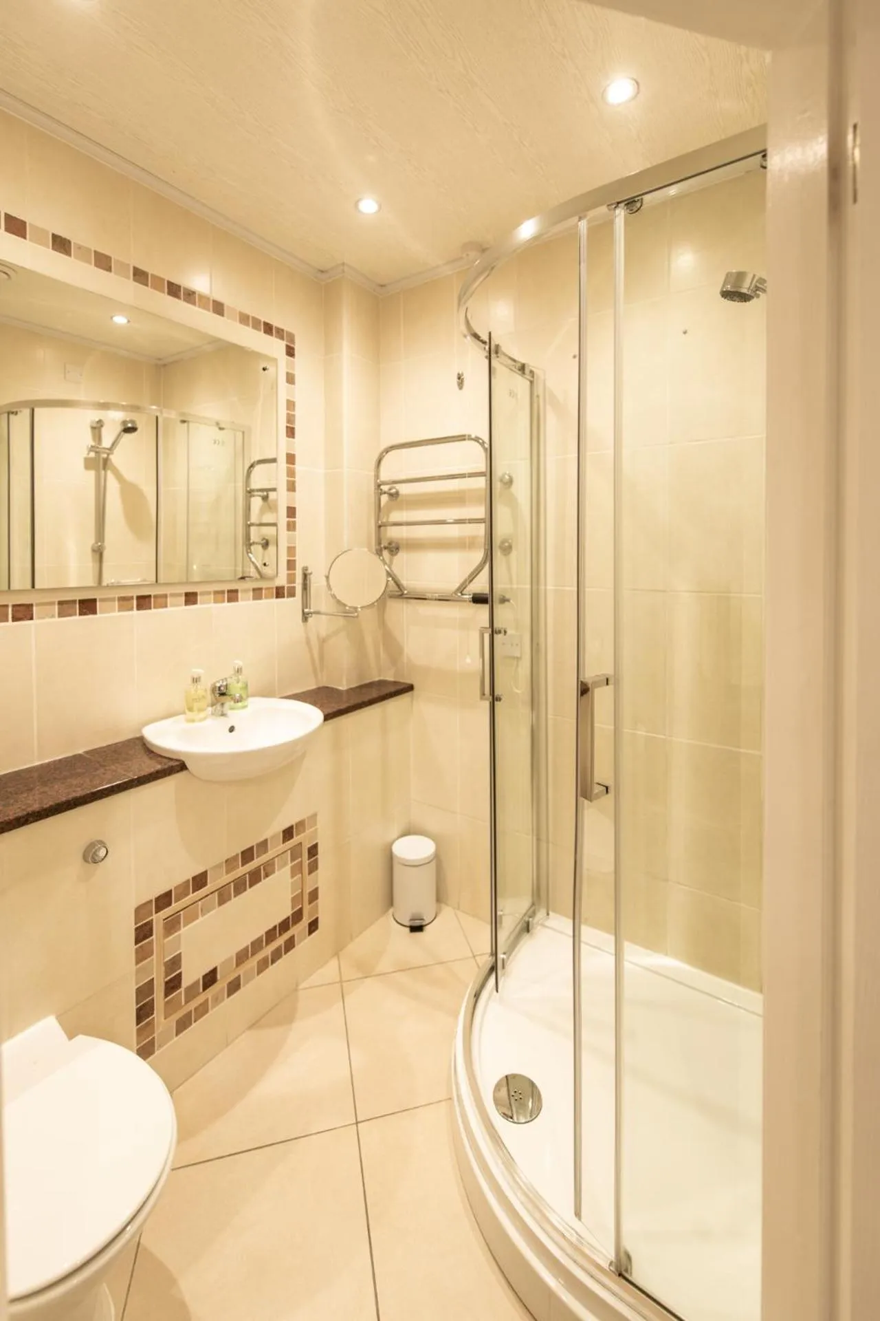 Shower in Tyn-y-Coed Inn