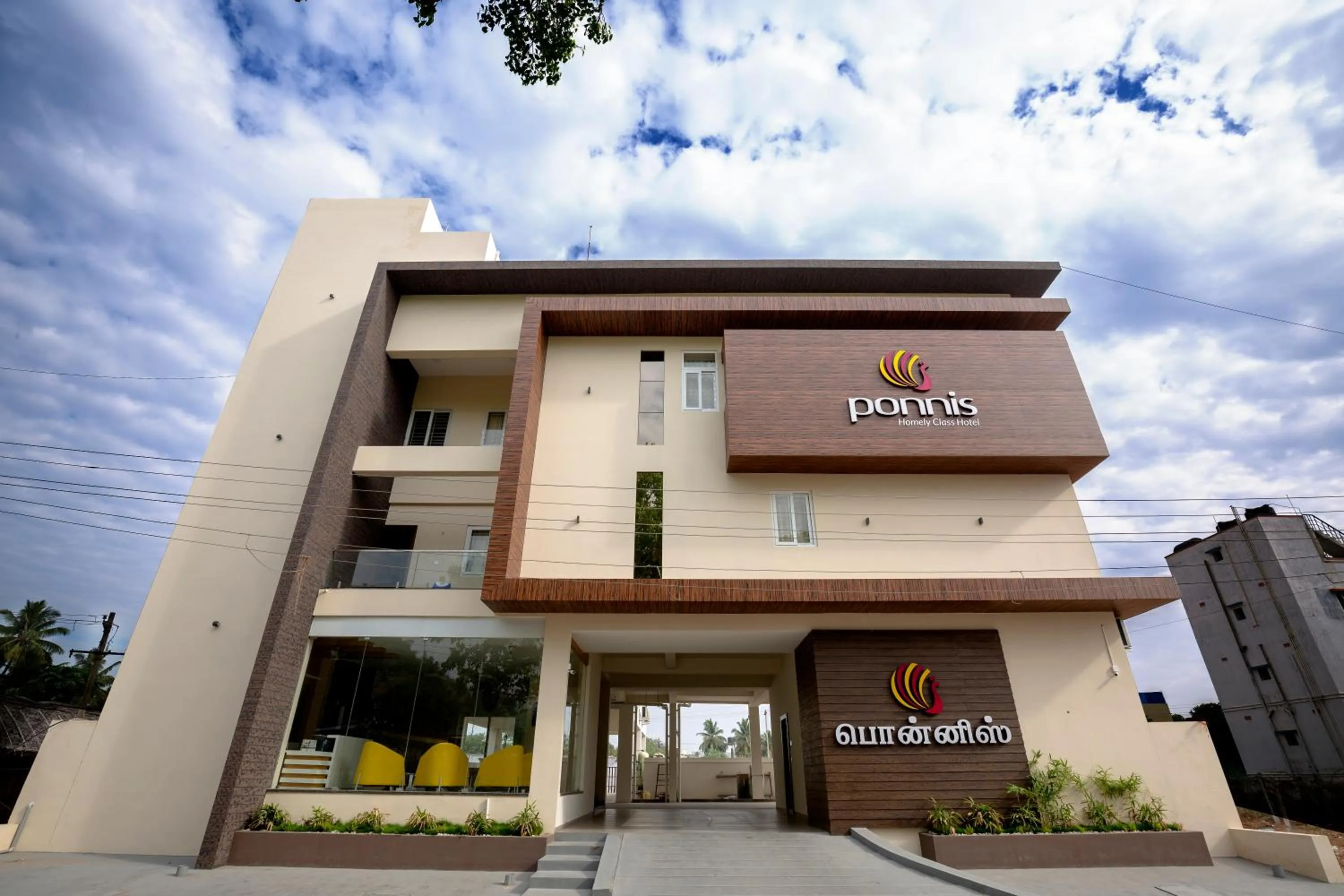 Facade/entrance in Ponnis Hotel