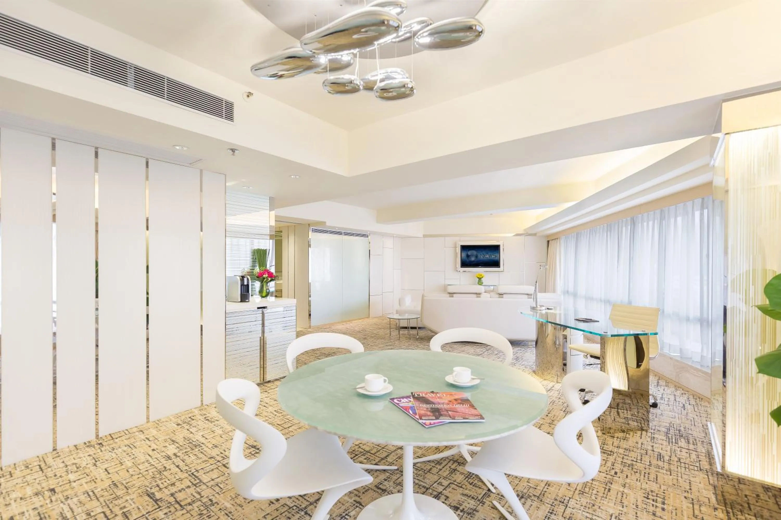 Living room in Regal Oriental Hotel