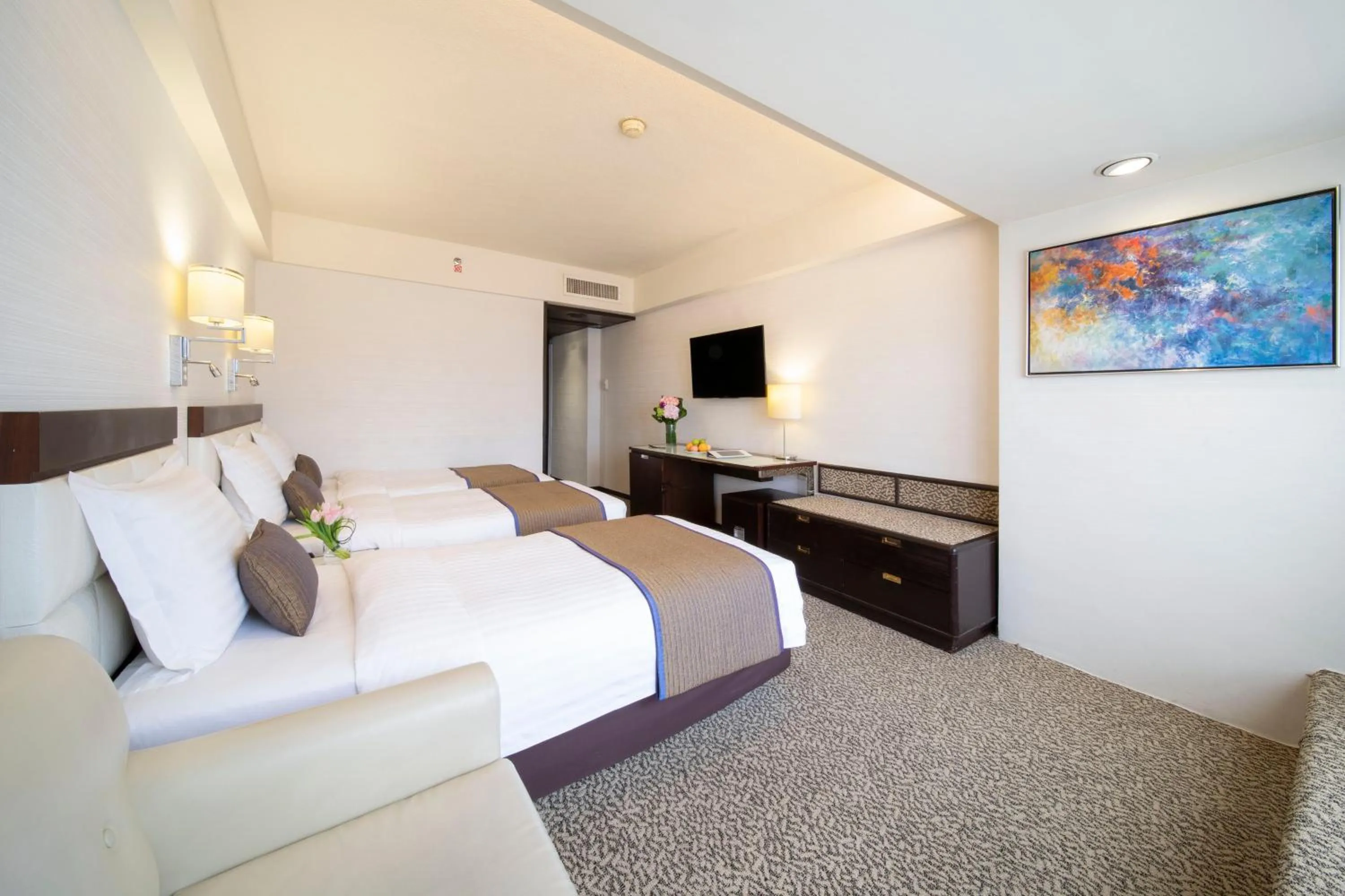 Photo of the whole room, Bed in Regal Oriental Hotel