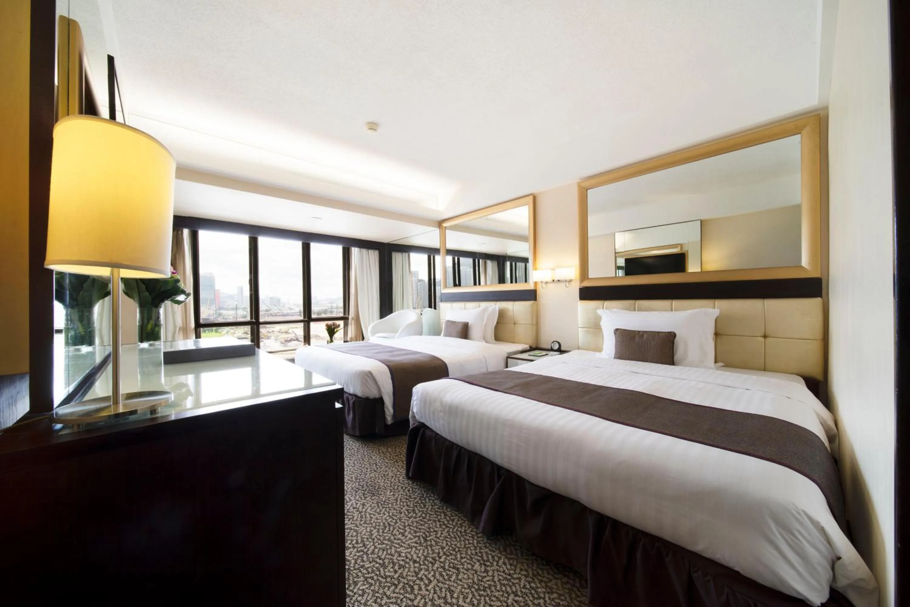 Bed in Regal Oriental Hotel