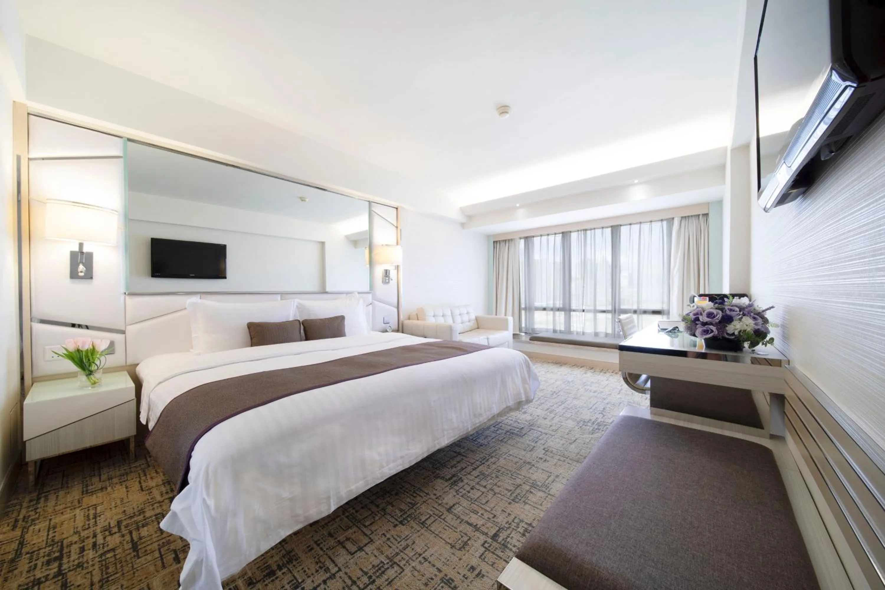 Bed in Regal Oriental Hotel