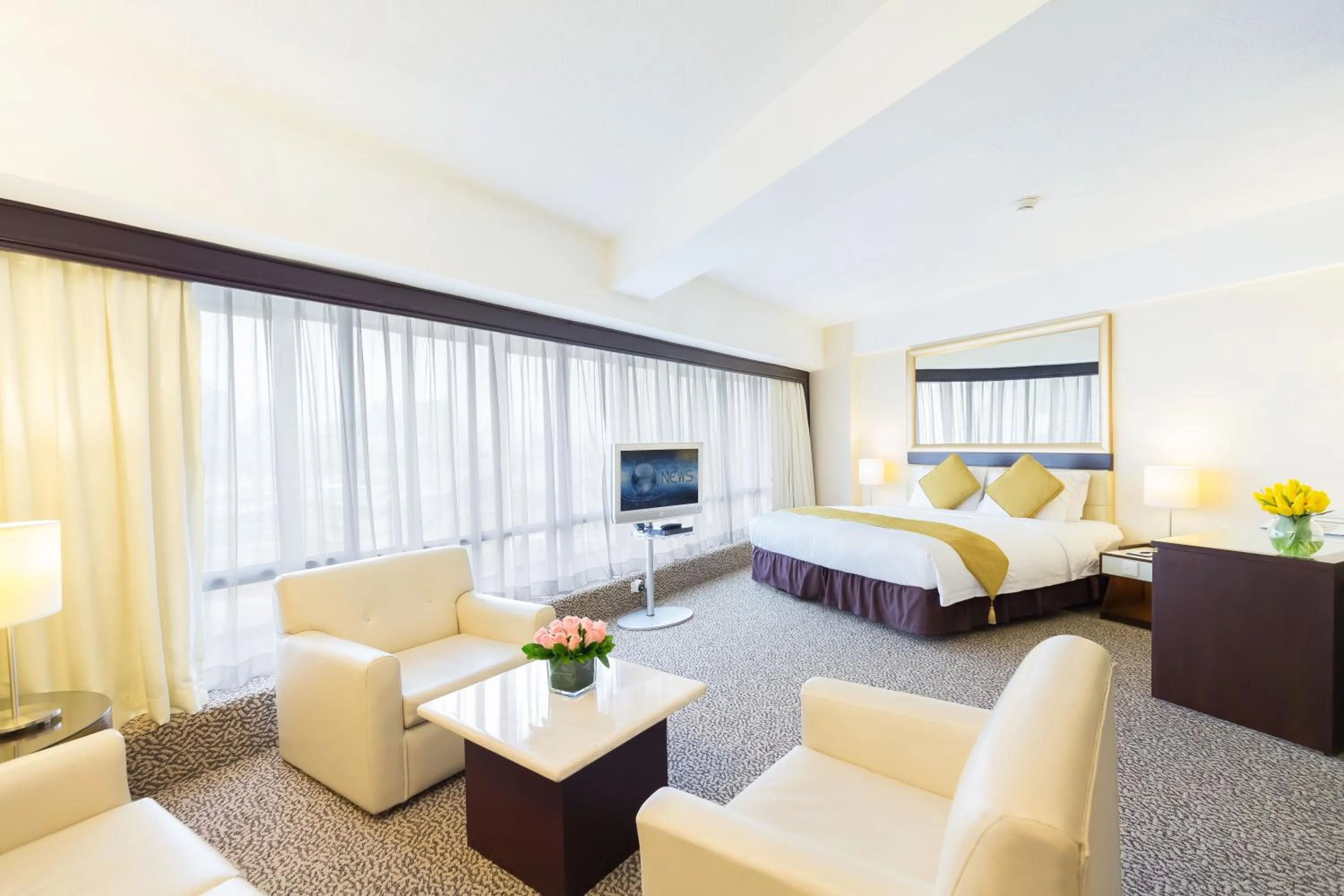 Seating area, Bed in Regal Oriental Hotel