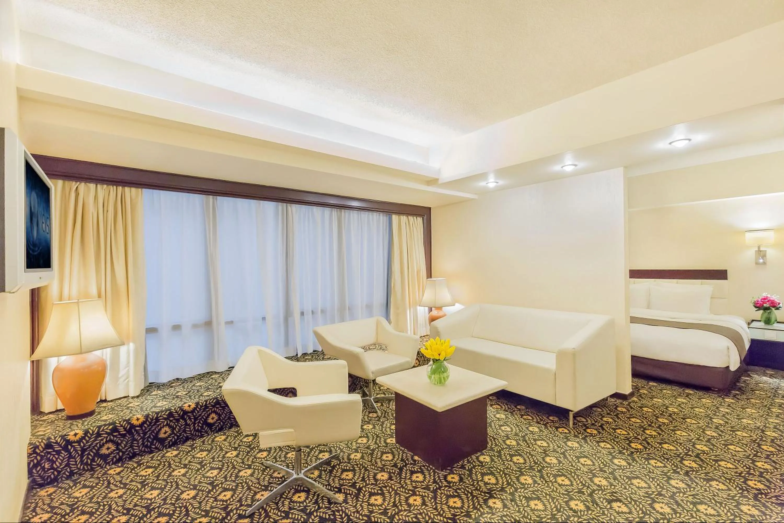 Living room, Bed in Regal Oriental Hotel