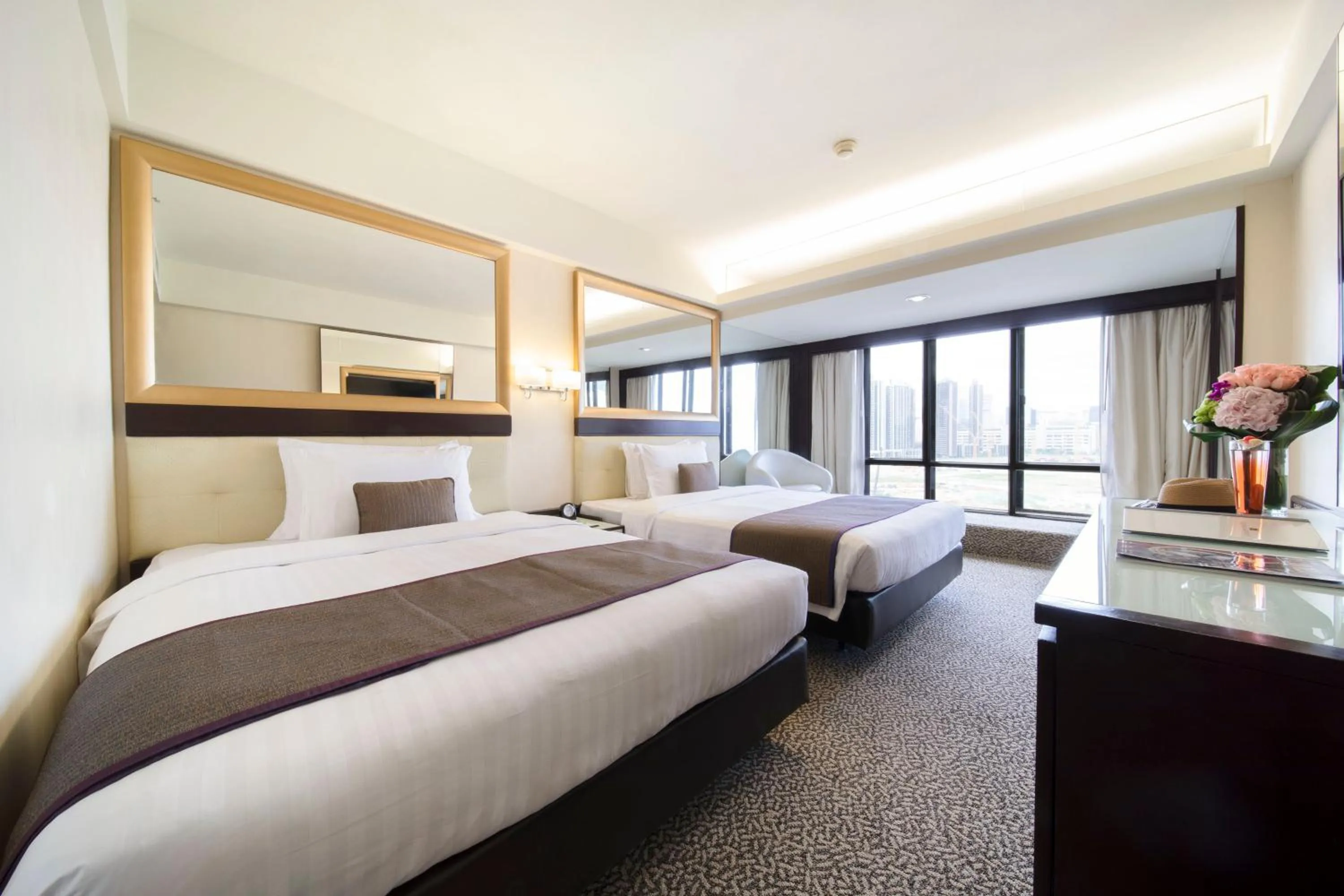 Bed in Regal Oriental Hotel