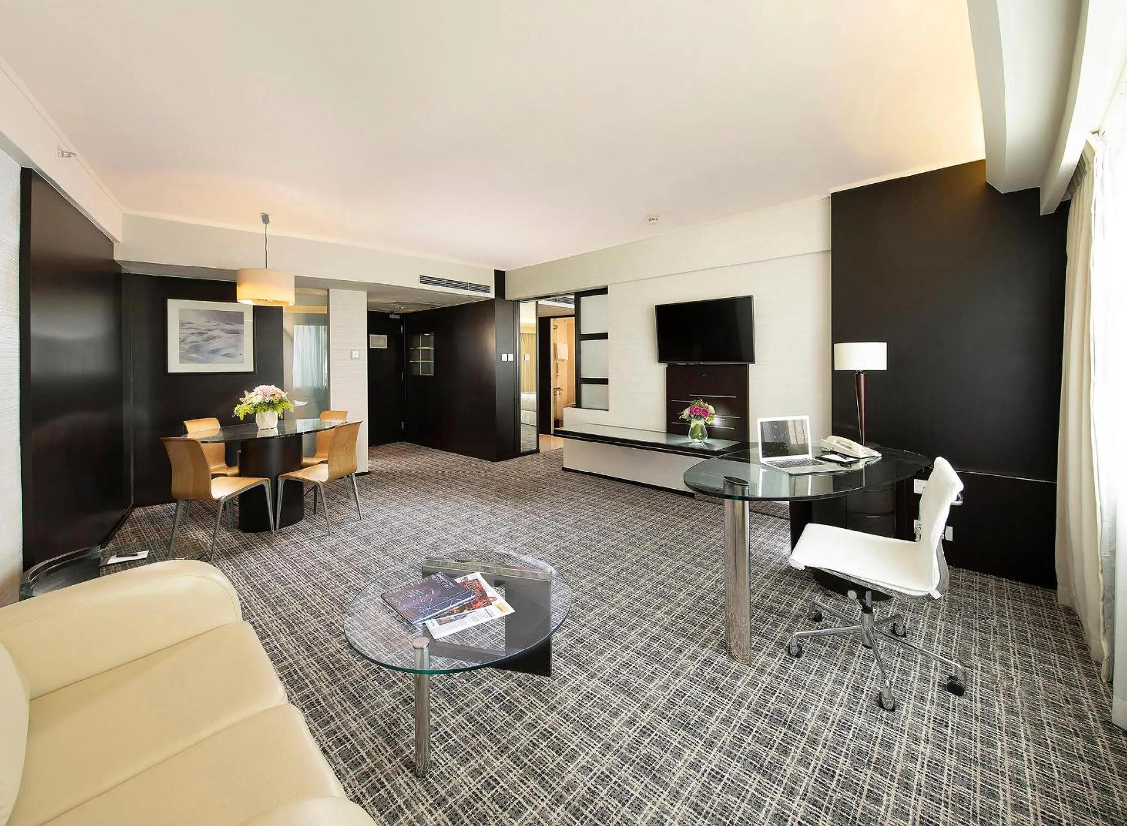 Living room in Regal Airport Hotel