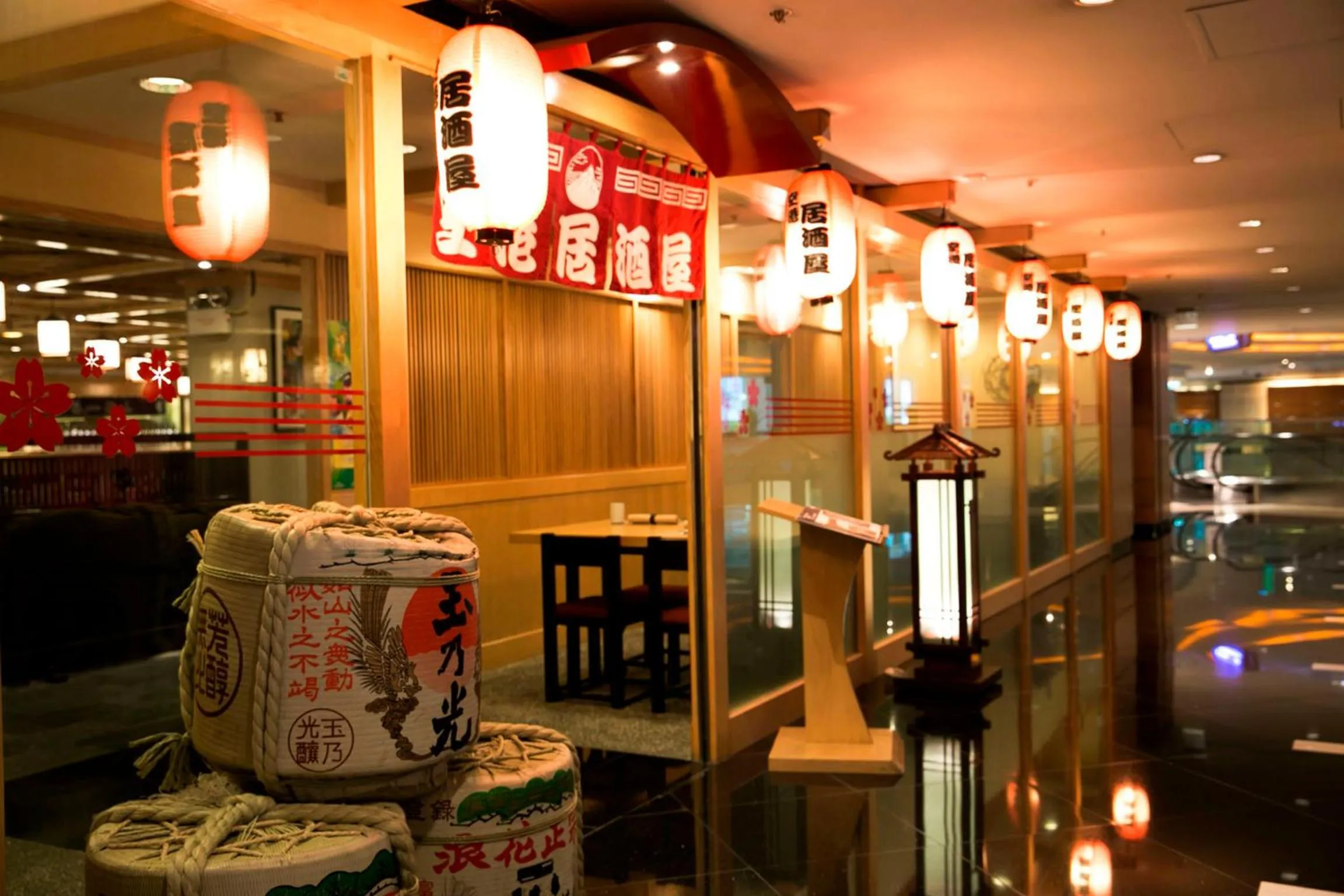 Restaurant/places to eat in Regal Airport Hotel