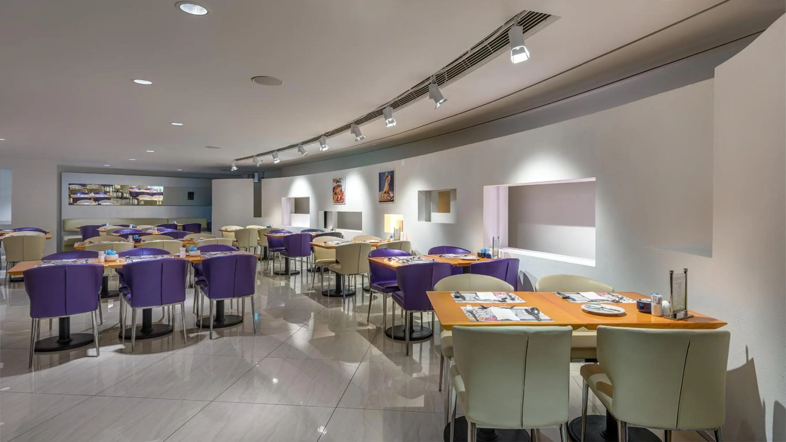 Restaurant/places to eat in Regal Airport Hotel