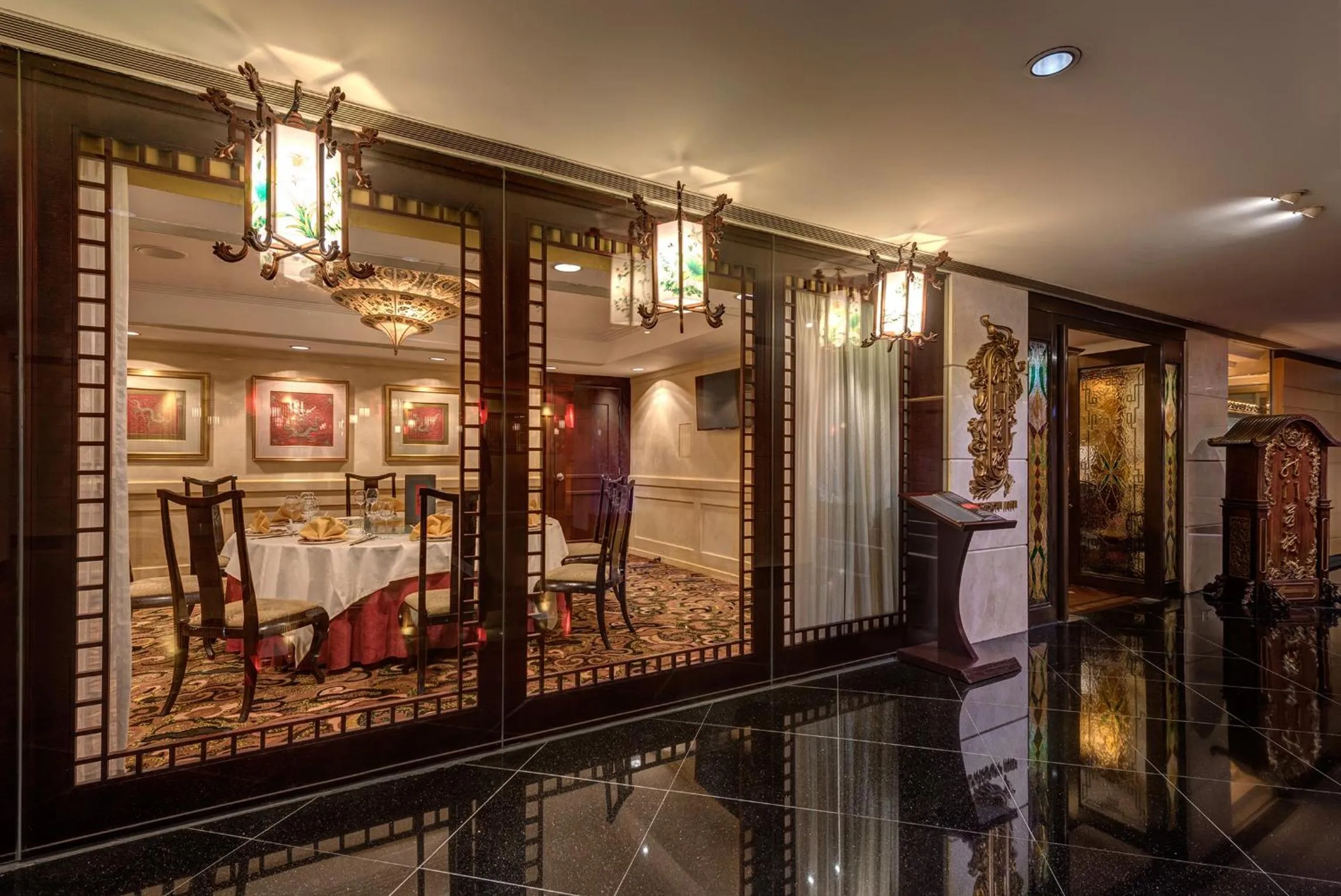 Restaurant/places to eat in Regal Airport Hotel