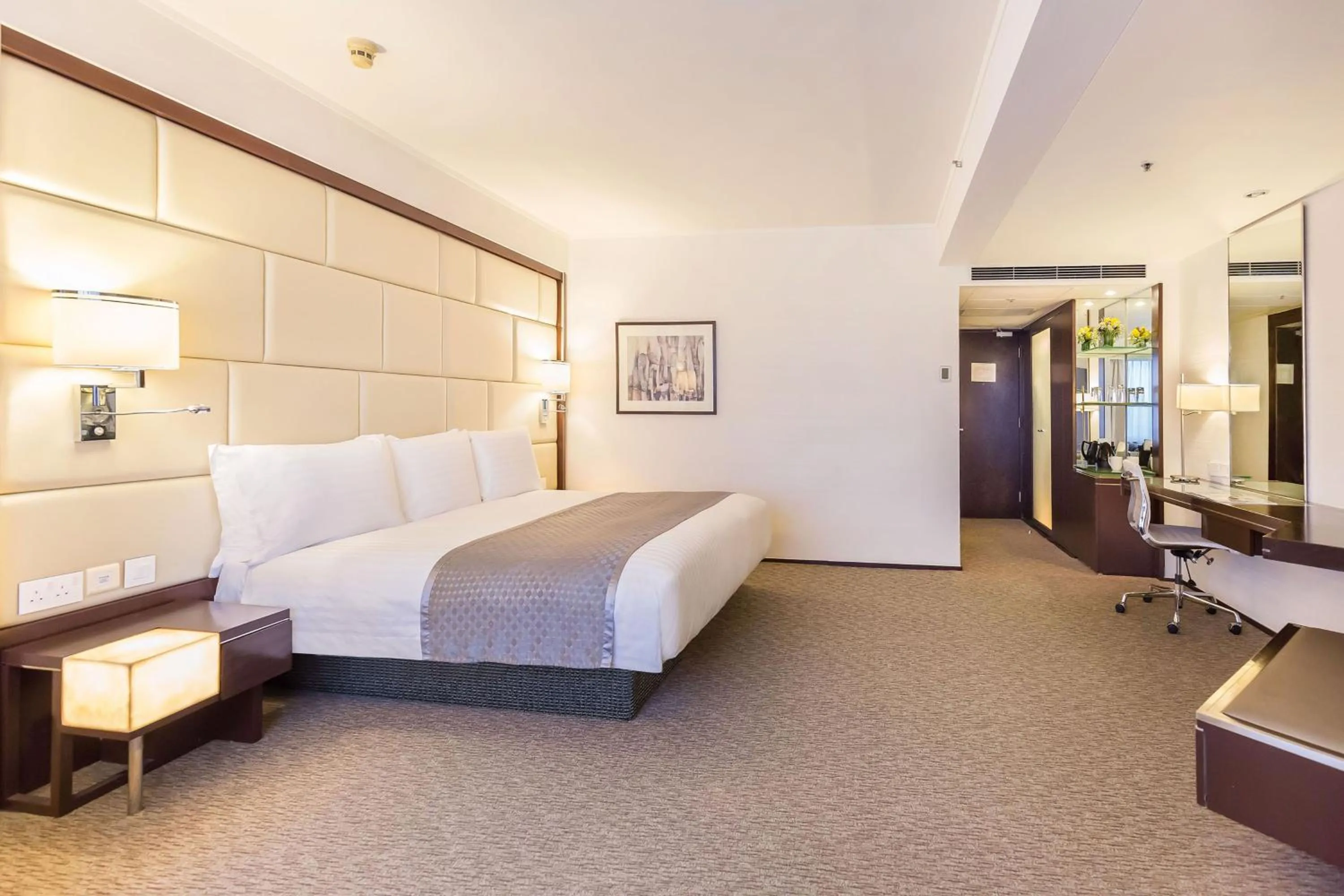 Bedroom, Bed in Regal Airport Hotel