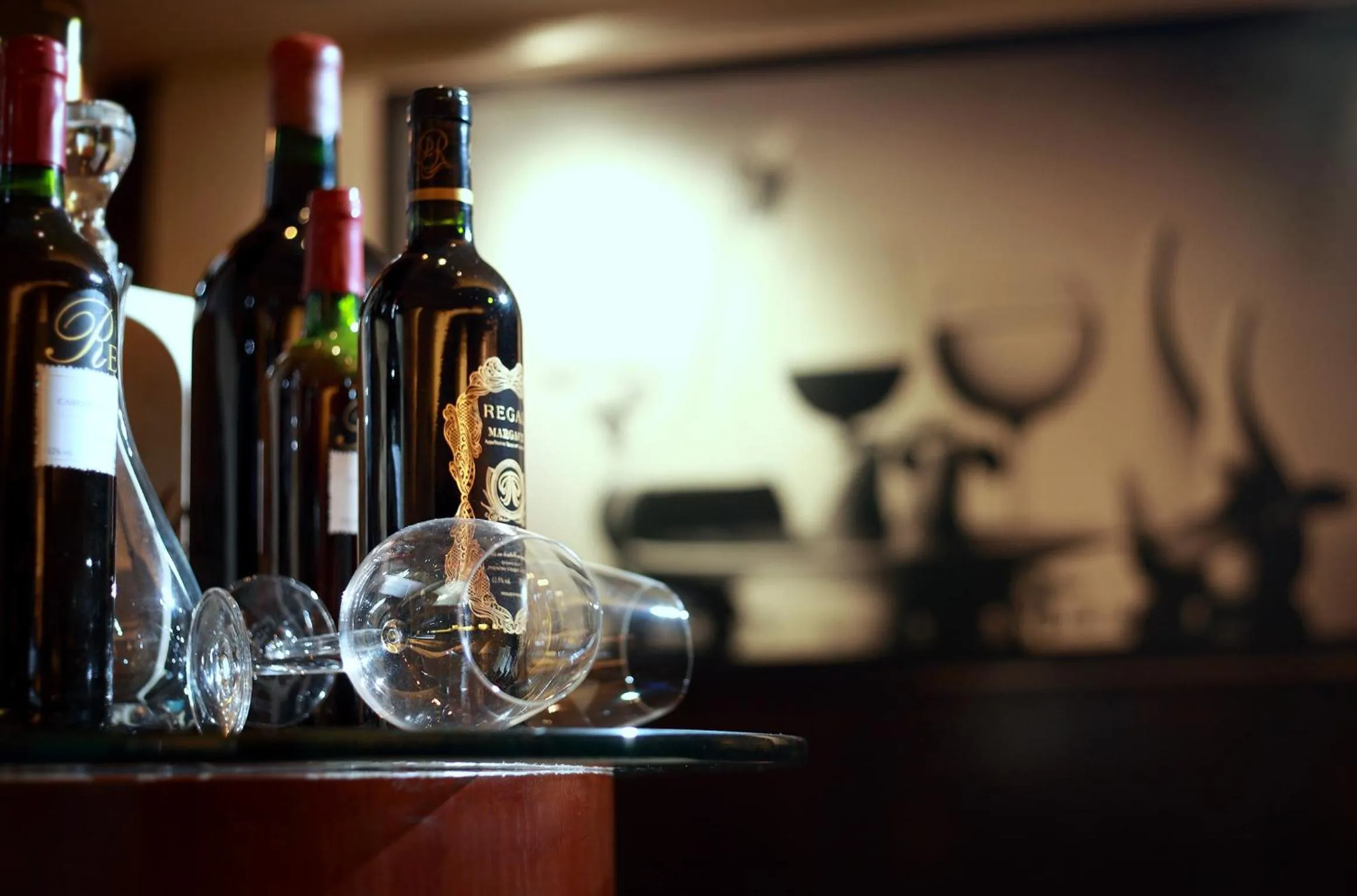 Restaurant/places to eat in Regal Airport Hotel