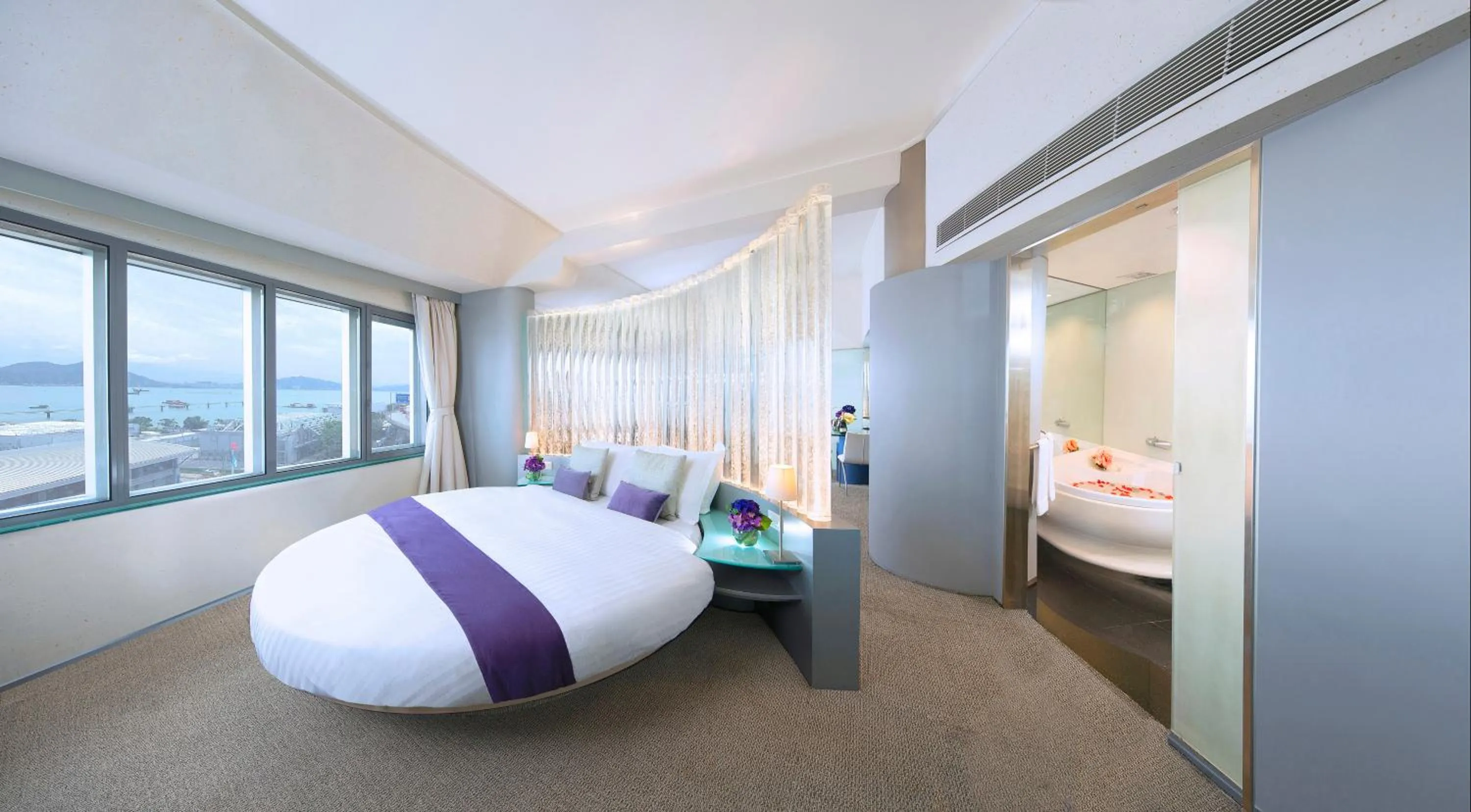 Bedroom, Bed in Regal Airport Hotel