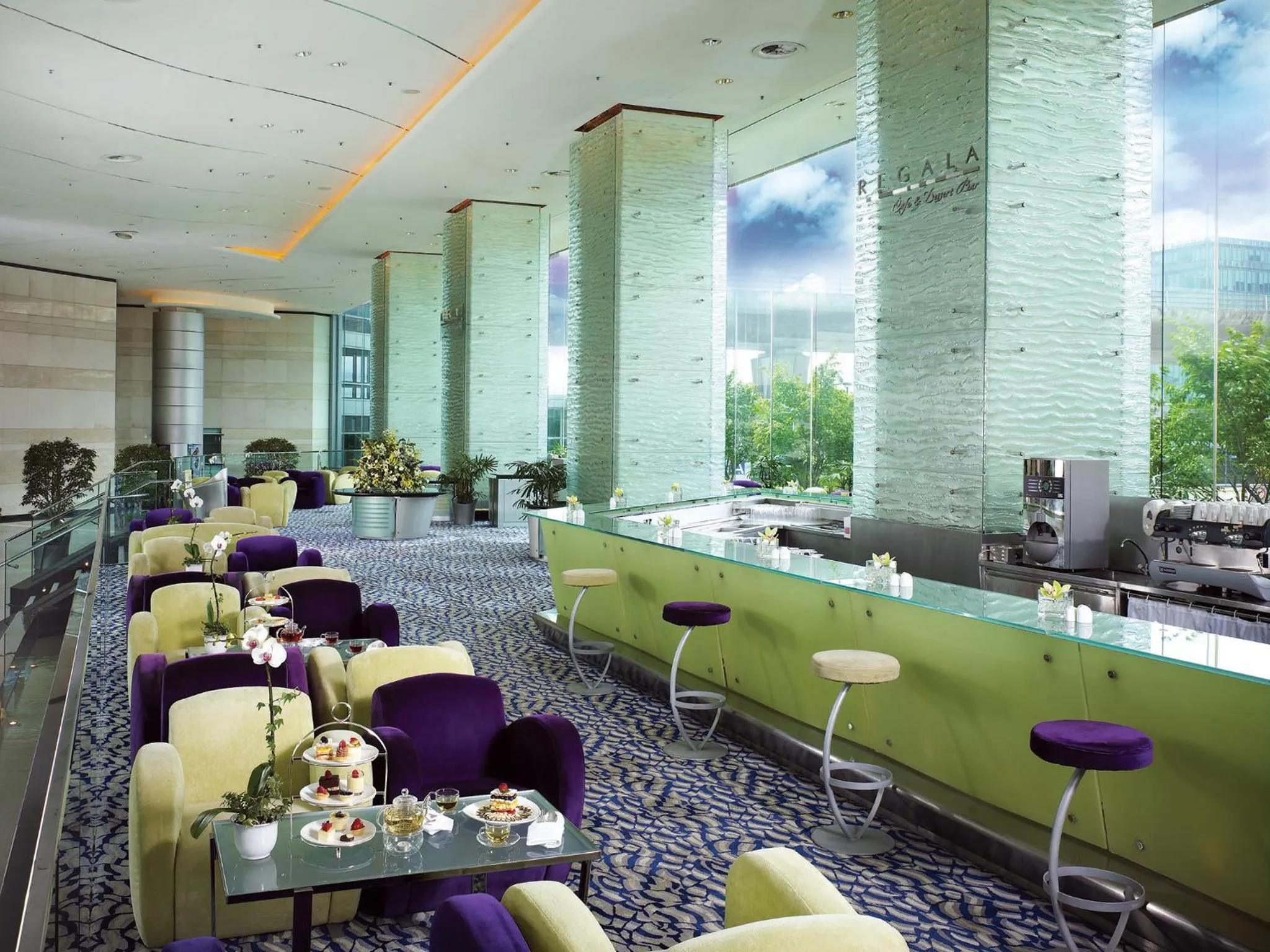 Restaurant/places to eat in Regal Airport Hotel